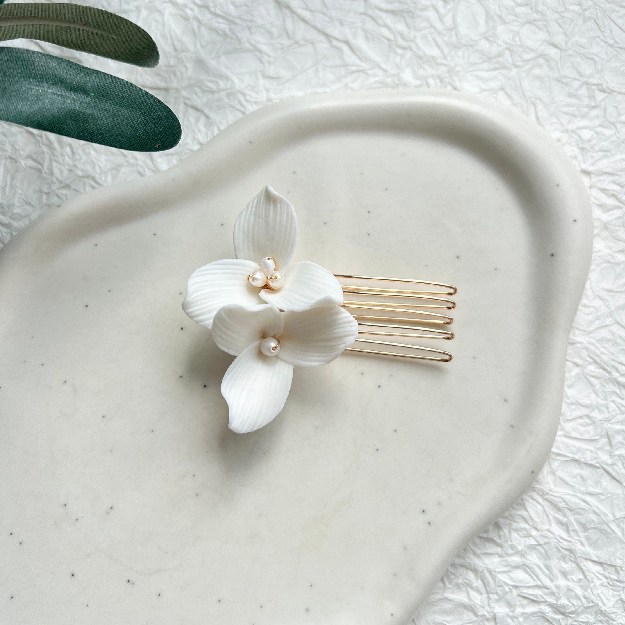 Haarkamm, Gold, weiße Keramik Blüten, Blumen Haarschmuck, Brautschmuck, Standesamt, feine Blumen, weiße Perlen, Schmuck Hochzeit, Haarspange