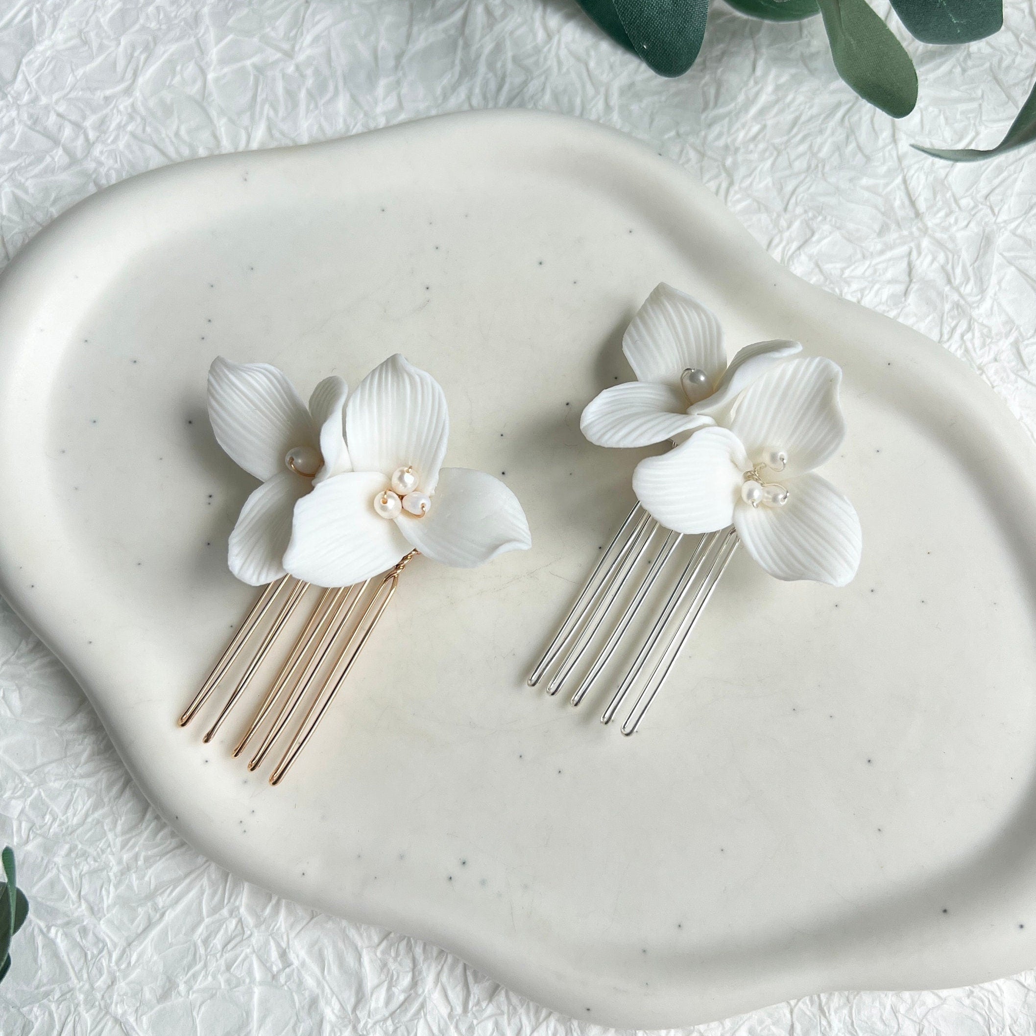 Haarkamm, Gold, weiße Keramik Blüten, Blumen Haarschmuck, Brautschmuck, Standesamt, feine Blumen, weiße Perlen, Schmuck Hochzeit, Haarspange