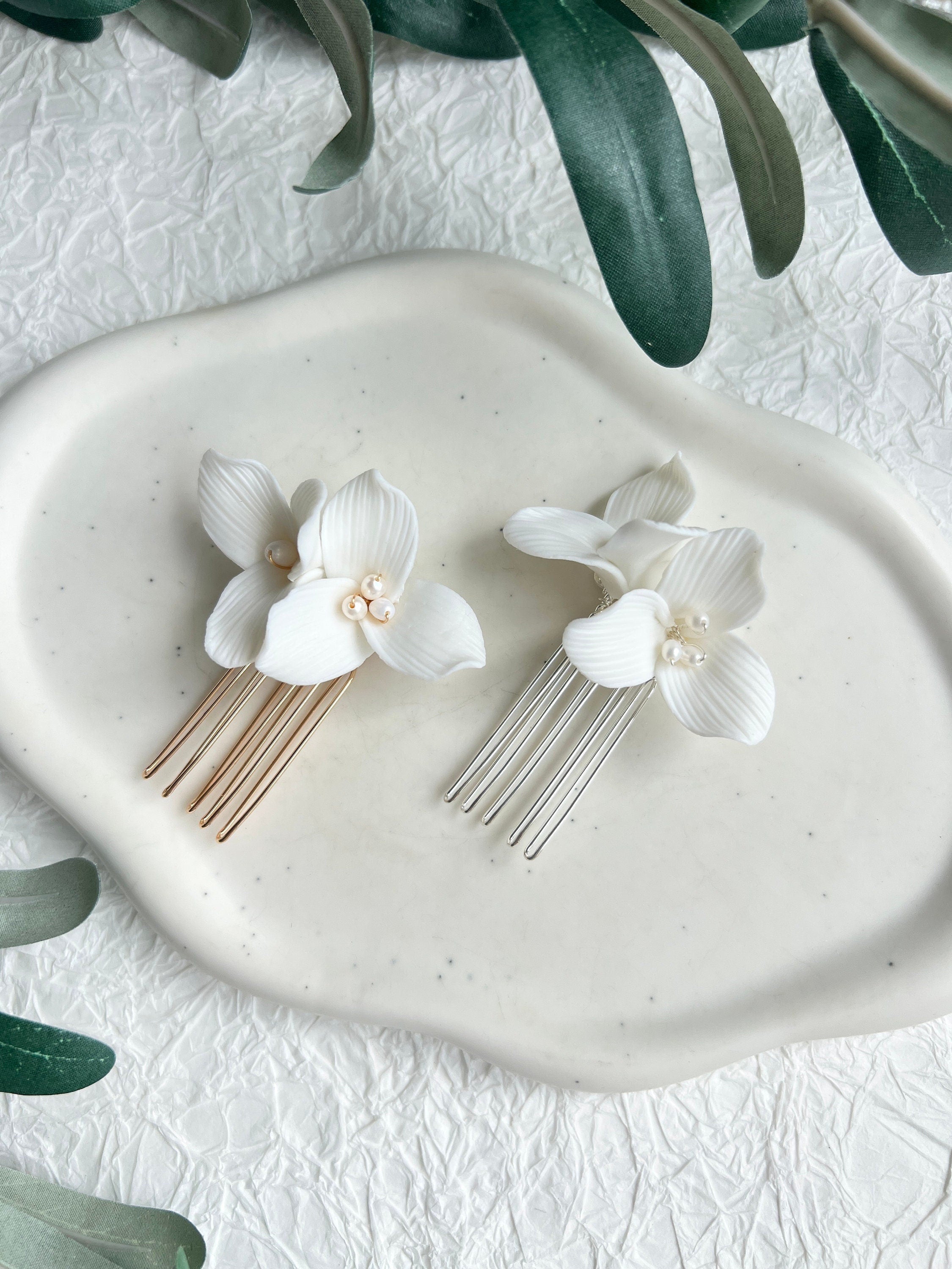 Haarkamm, Gold, weiße Keramik Blüten, Blumen Haarschmuck, Brautschmuck, Standesamt, feine Blumen, weiße Perlen, Schmuck Hochzeit, Haarspange