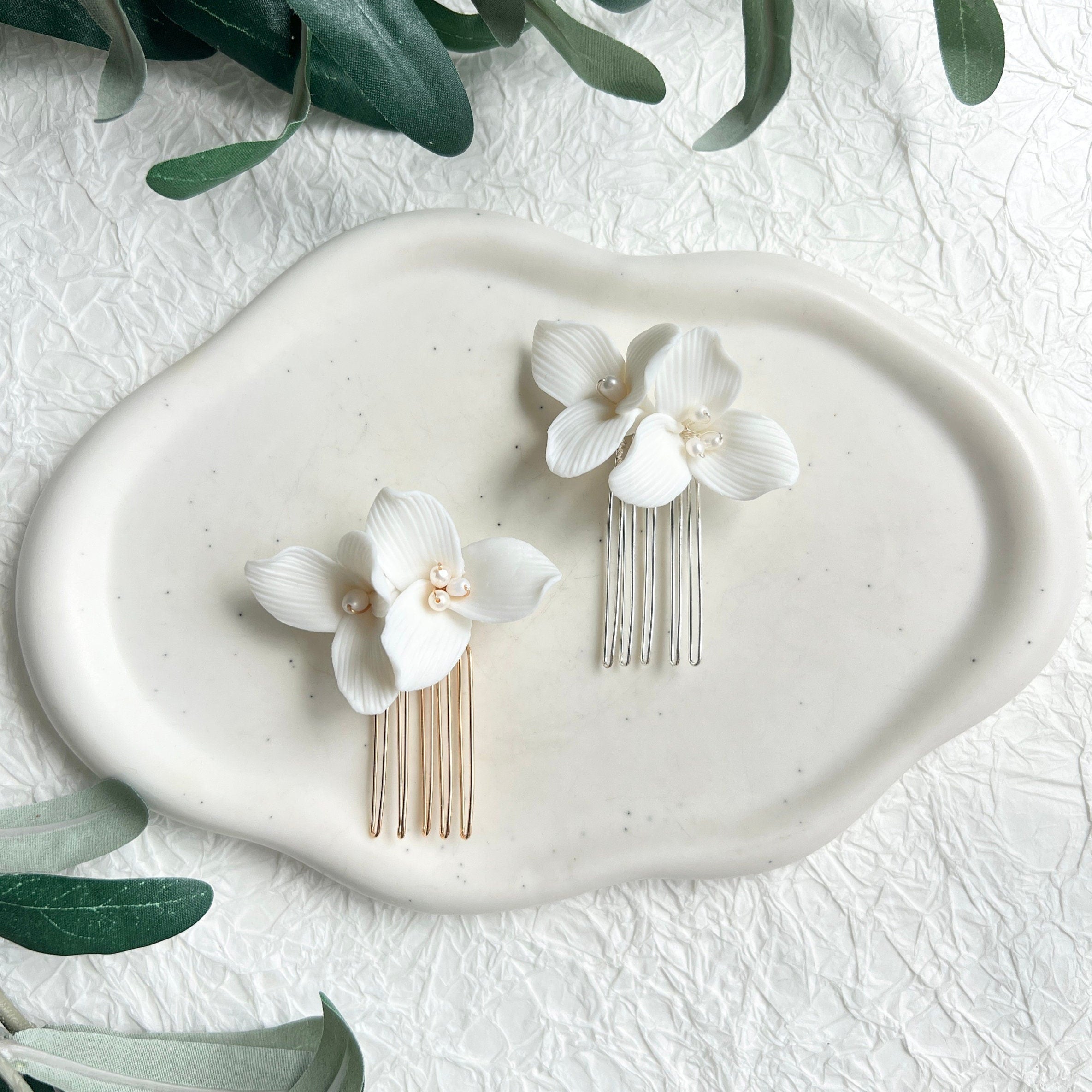 Haarkamm, Silber, Keramik Blüten, Blumen Haarschmuck, Brautschmuck, Standesamt, feine Blumen, weiße Perlen, Schmuck Hochzeit, Haarspange