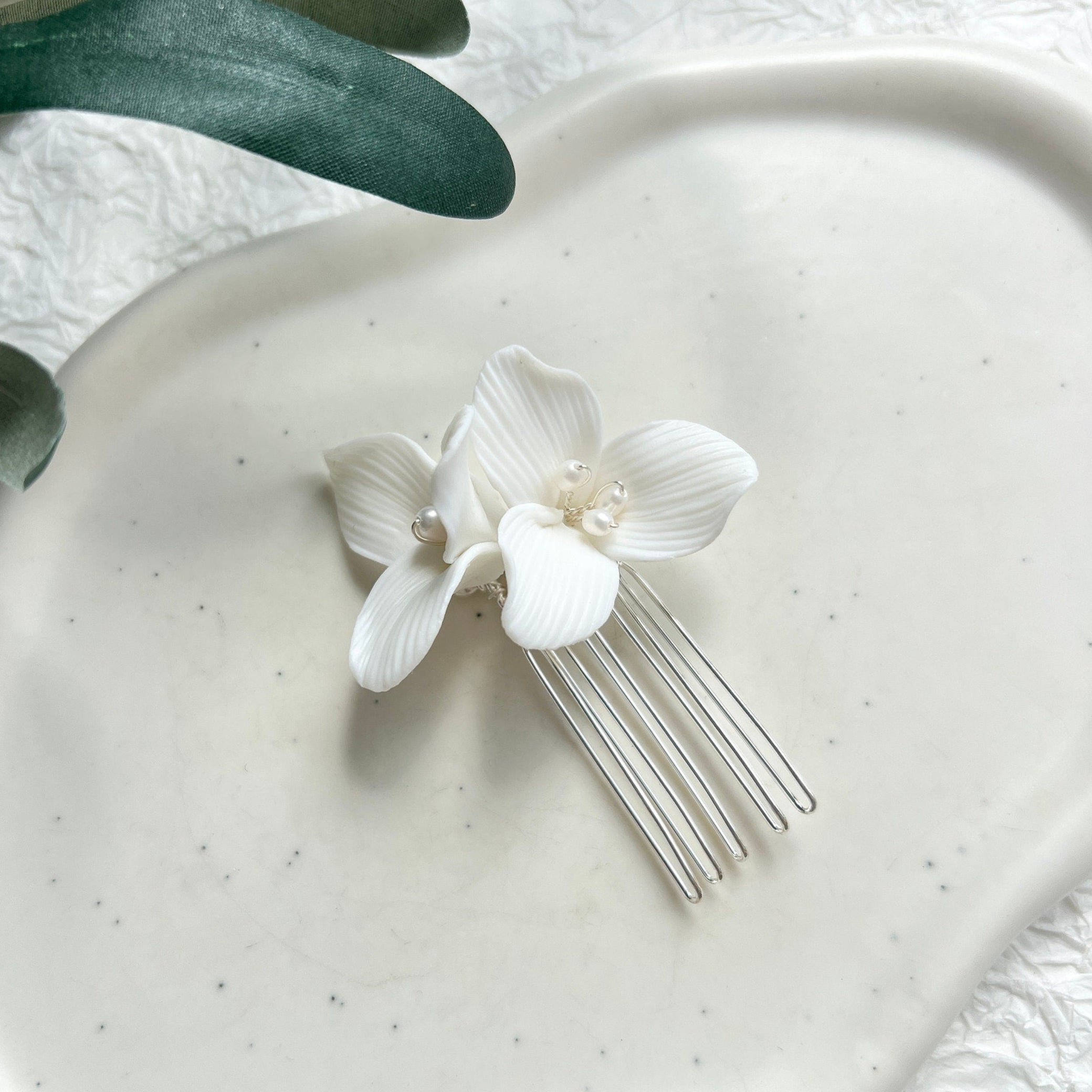 Haarkamm, Silber, Keramik Blüten, Blumen Haarschmuck, Brautschmuck, Standesamt, feine Blumen, weiße Perlen, Schmuck Hochzeit, Haarspange