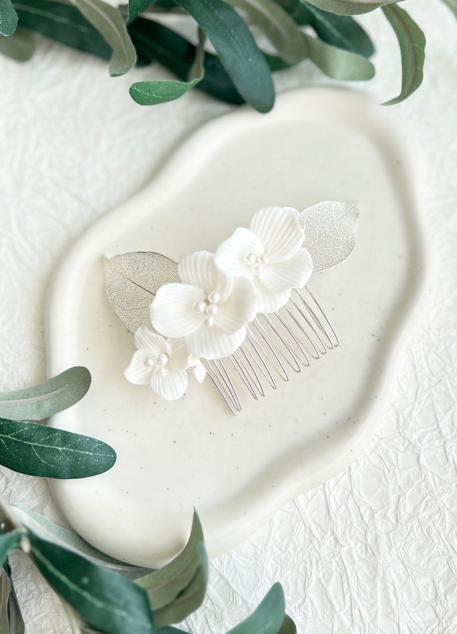 Haarkamm, Braut, Keramik, Blüten, Schmuck Hochzeit, silberne Blätter, Haarschmuck Silber, weiße Perlen, Brautschmuck, Brauthaarschmuck, Standesamt