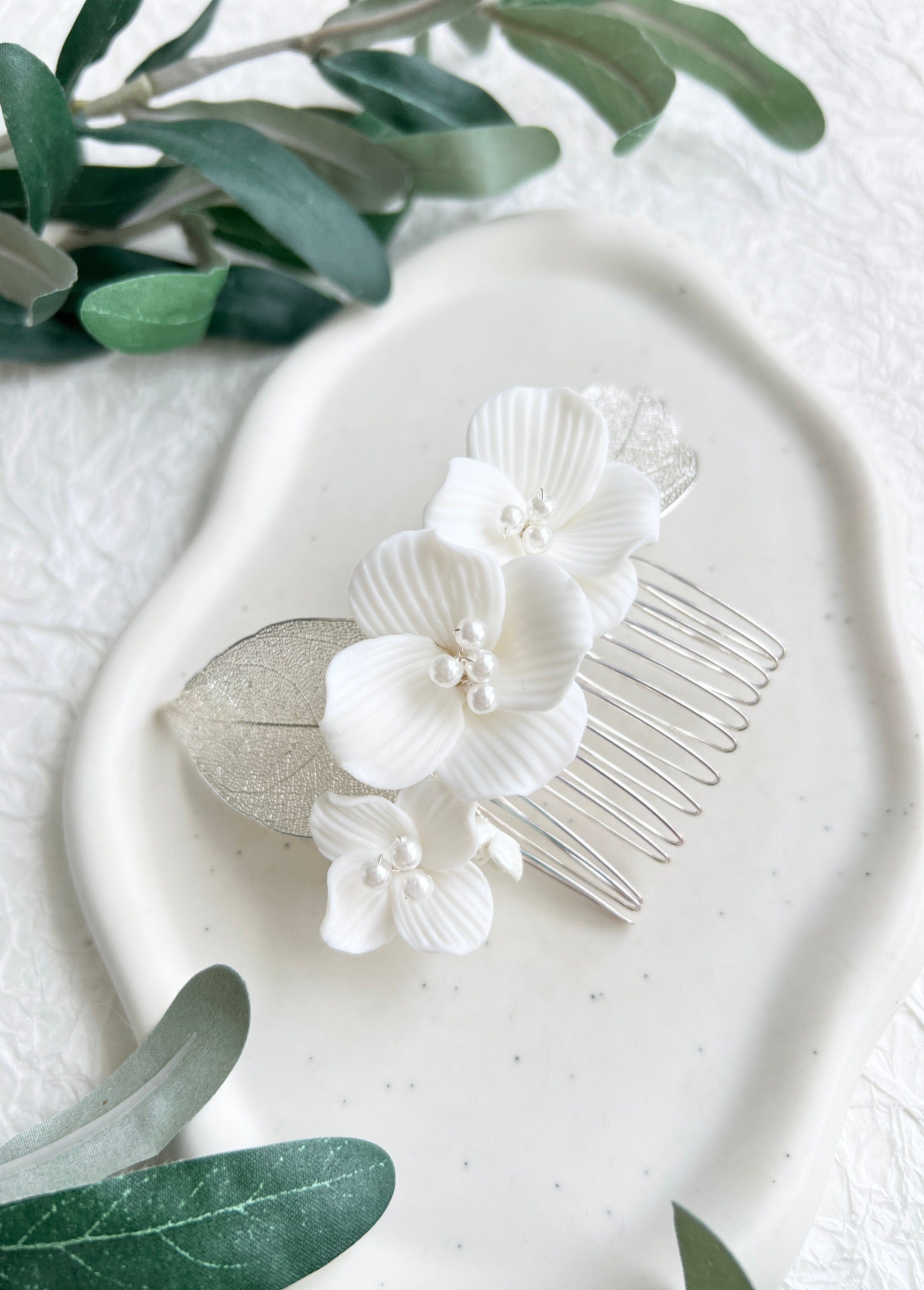 Haarkamm, Braut, Keramik, Blüten, Schmuck Hochzeit, silberne Blätter, Haarschmuck Silber, weiße Perlen, Brautschmuck, Brauthaarschmuck, Standesamt