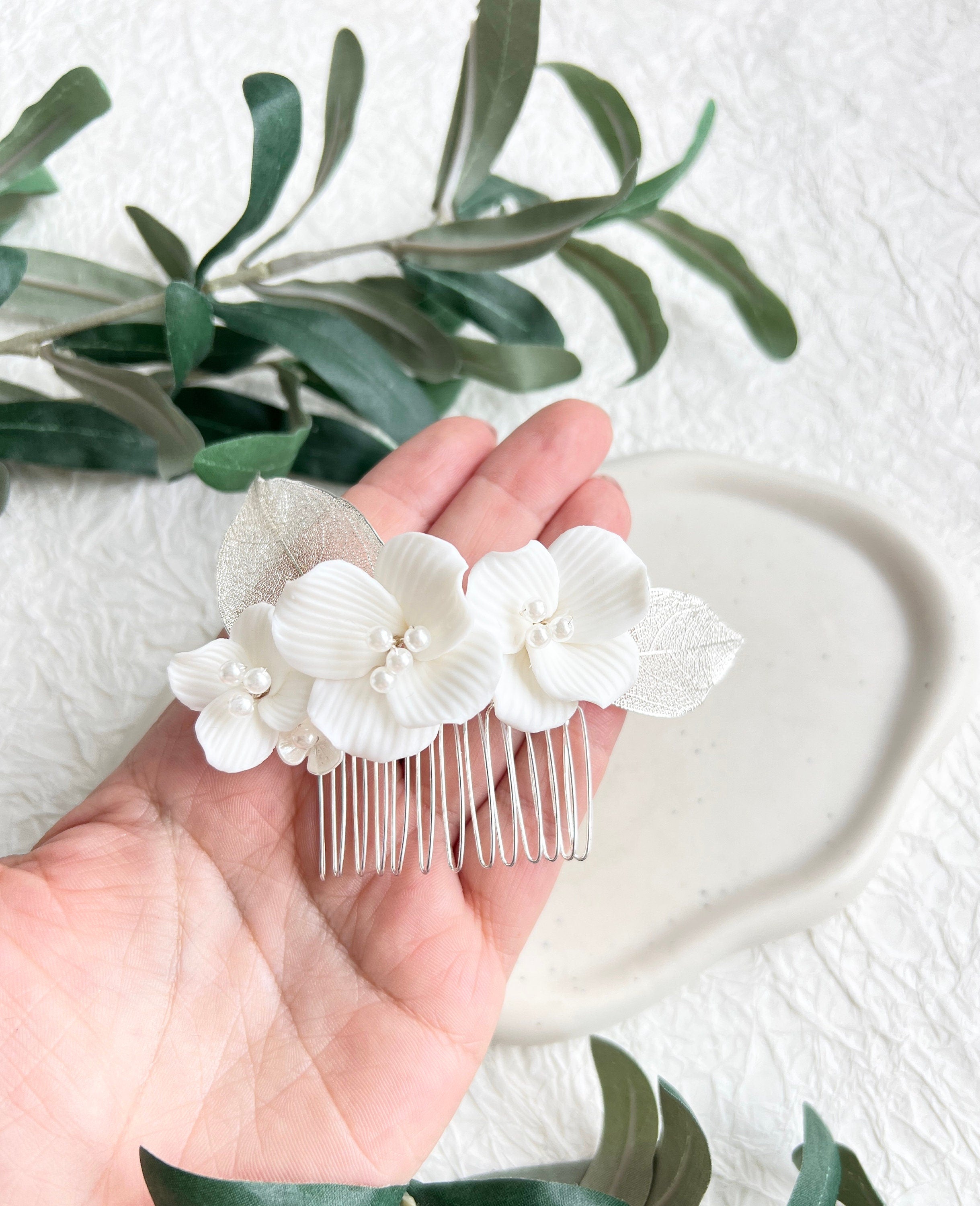 Haarkamm, Braut, Keramik, Blüten, Schmuck Hochzeit, silberne Blätter, Haarschmuck Silber, weiße Perlen, Brautschmuck, Brauthaarschmuck, Standesamt