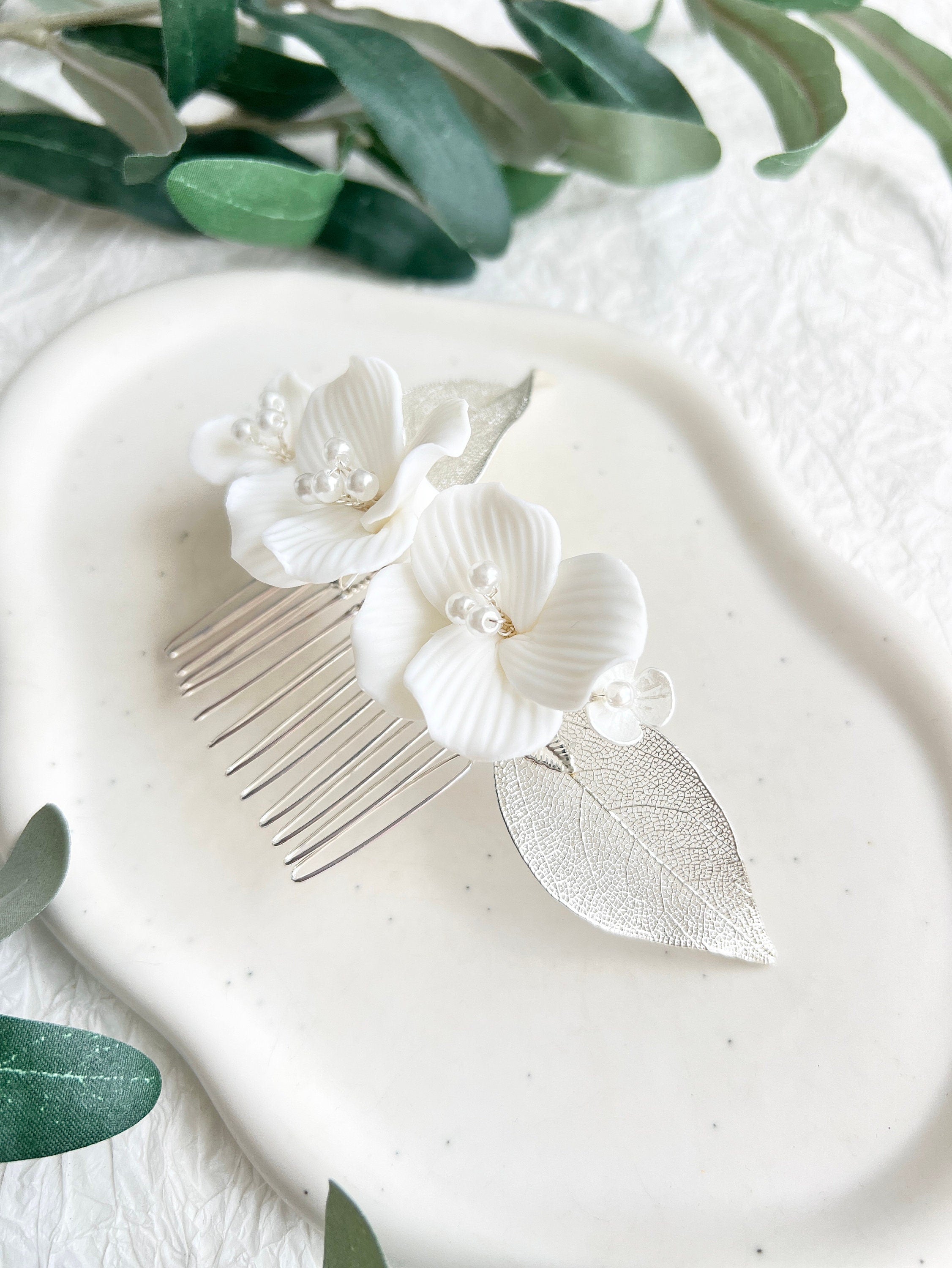 Haarkamm, Braut, Keramik, Blüten, Schmuck Hochzeit, silberne Blätter, Haarschmuck Silber, weiße Perlen, Brautschmuck, Brauthaarschmuck, Standesamt