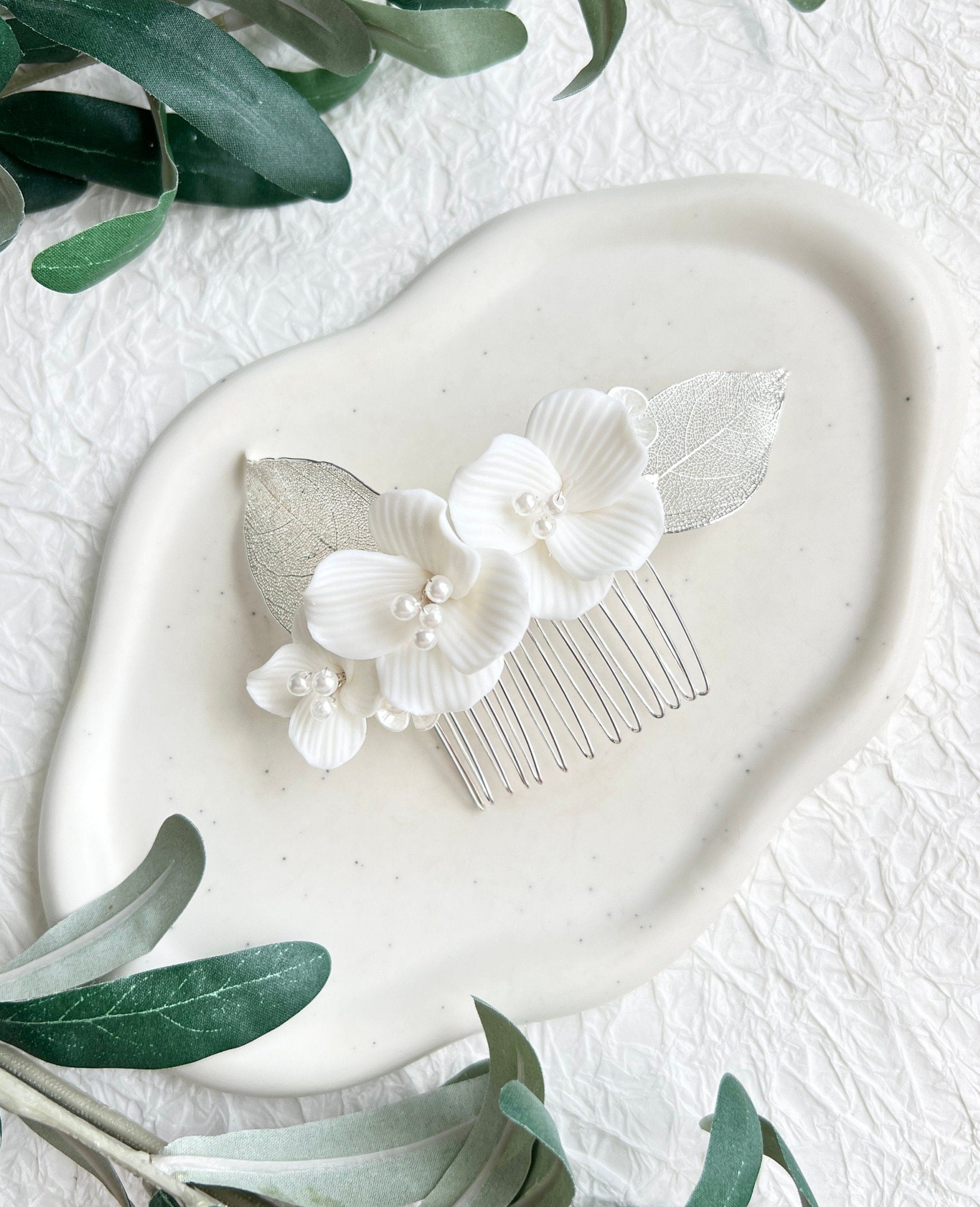 Haarkamm, Braut, Keramik, Blüten, Schmuck Hochzeit, silberne Blätter, Haarschmuck Silber, weiße Perlen, Brautschmuck, Brauthaarschmuck, Standesamt