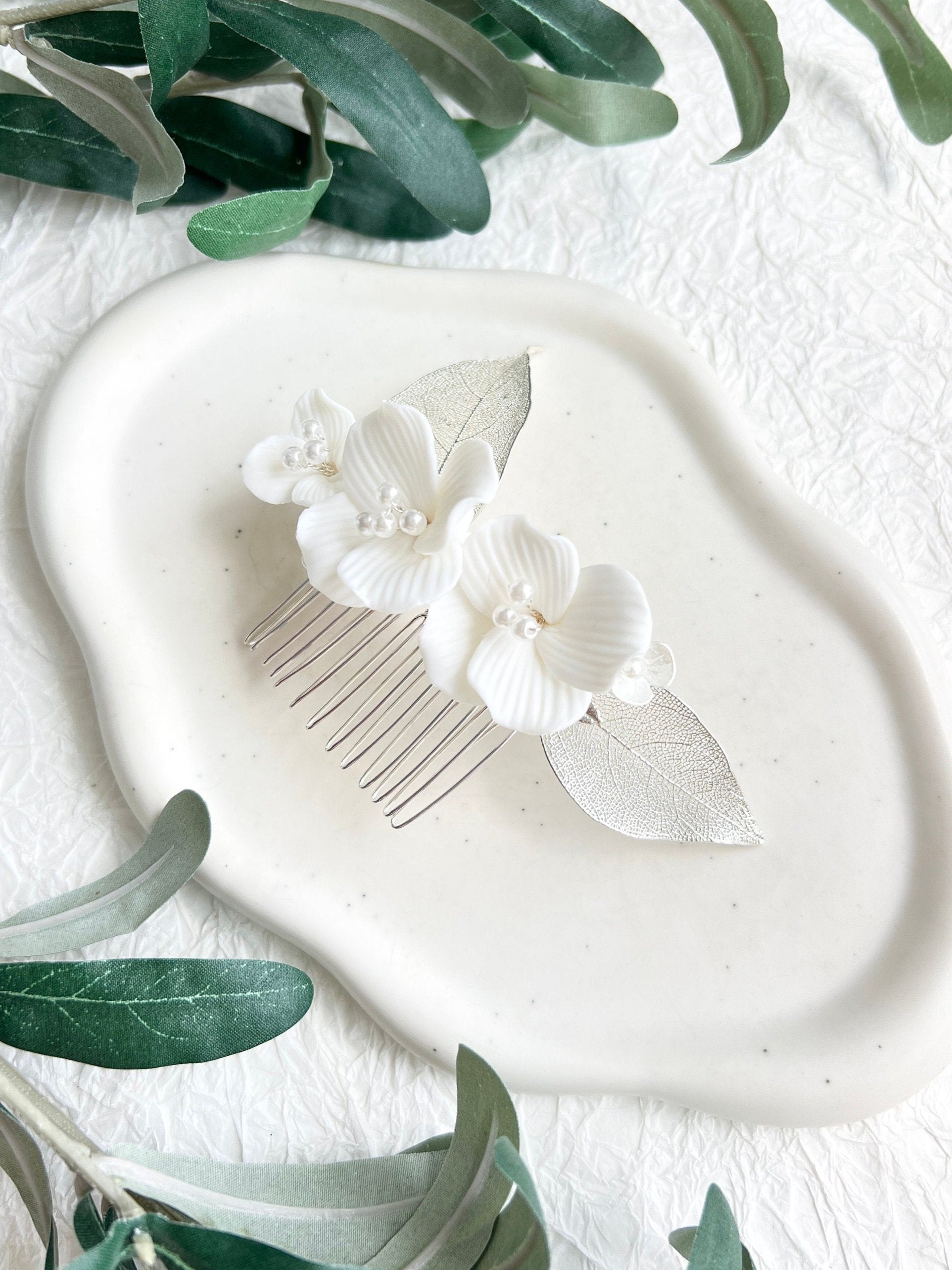 Haarkamm, Braut, Keramik, Blüten, Schmuck Hochzeit, silberne Blätter, Haarschmuck Silber, weiße Perlen, Brautschmuck, Brauthaarschmuck, Standesamt