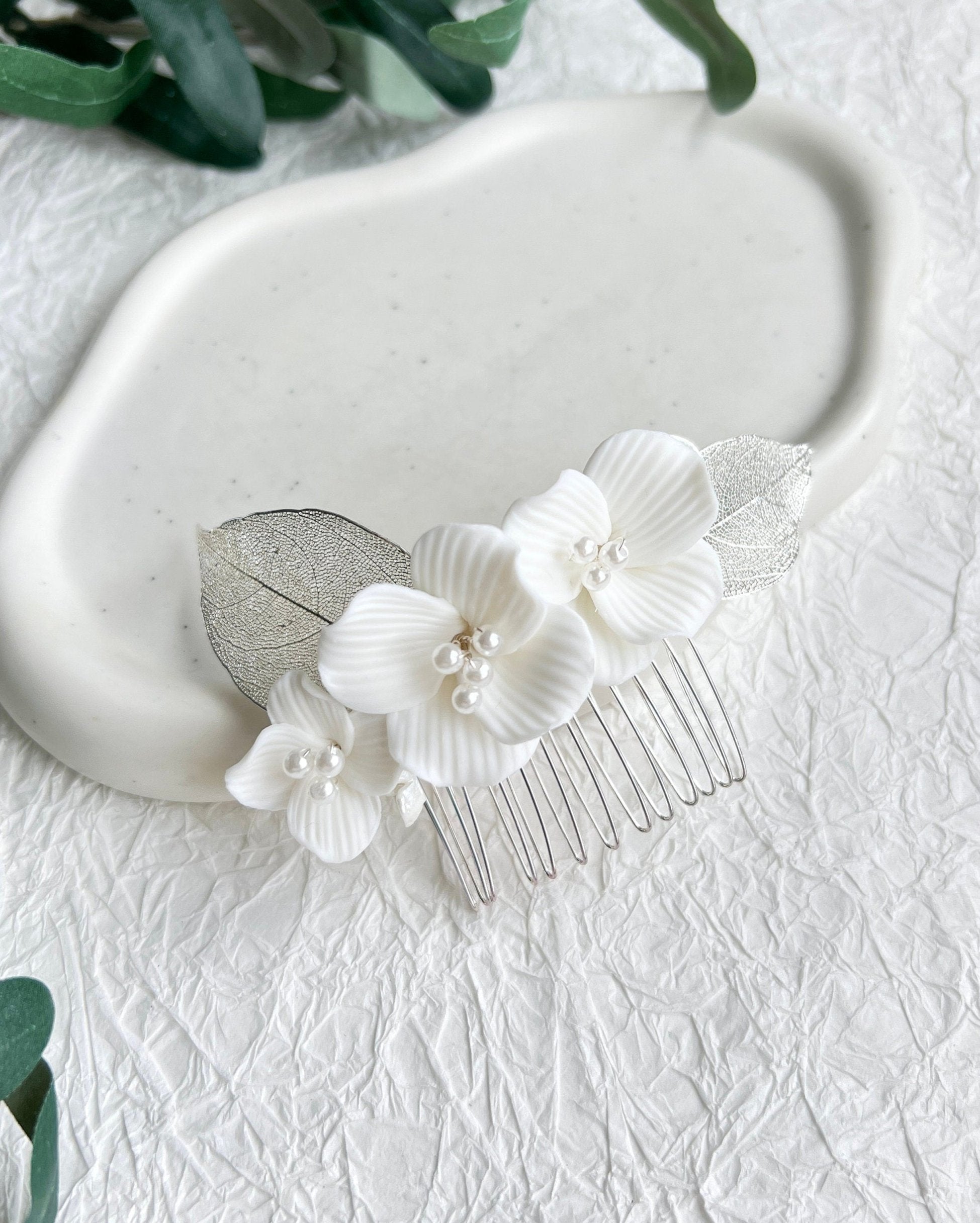 Haarkamm, Braut, Keramik, Blüten, Schmuck Hochzeit, silberne Blätter, Haarschmuck Silber, weiße Perlen, Brautschmuck, Brauthaarschmuck, Standesamt