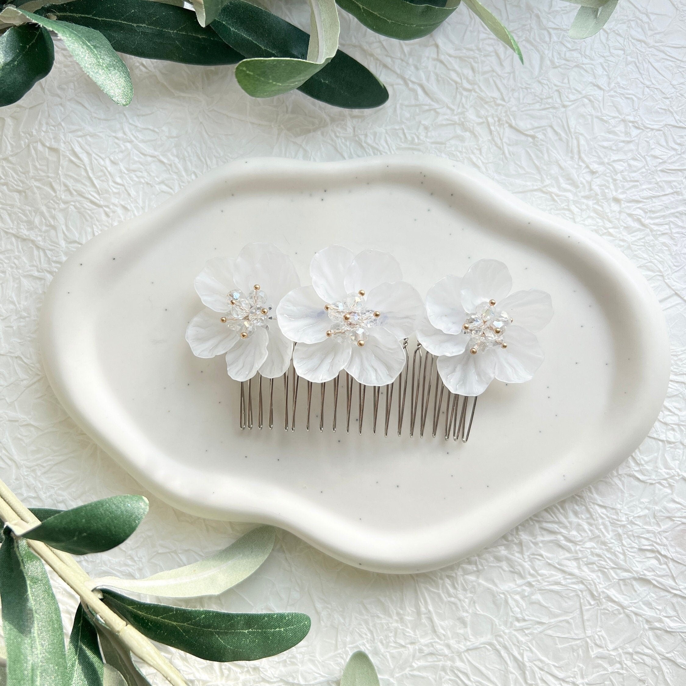 Braut Haarkamm, Silber, weiße Blüten und Perlen, goldene Kugeln, Brautschmuck, Brauthaarschmuck-Brauthaarschmuck-Schmuckblüte