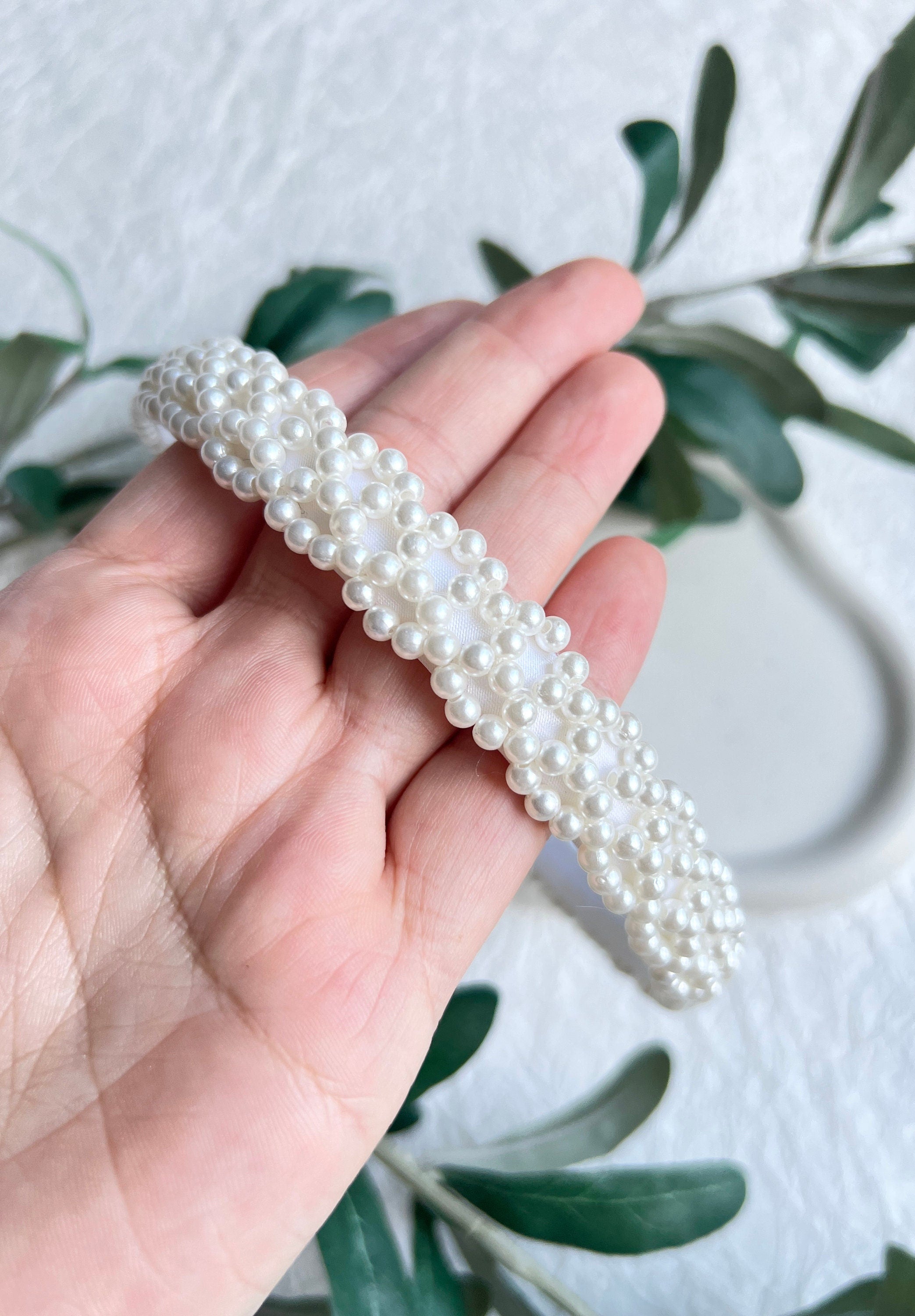 Haarreif mit feinen weißen Perlen für die Braut, Brauthaarschmuck, moderner weißer Perlenschmuck, feiner Perlenhaarreif, Schmuck Hochzeit, hochwertiger Brautlook, Brautfrisur für das Standesamt