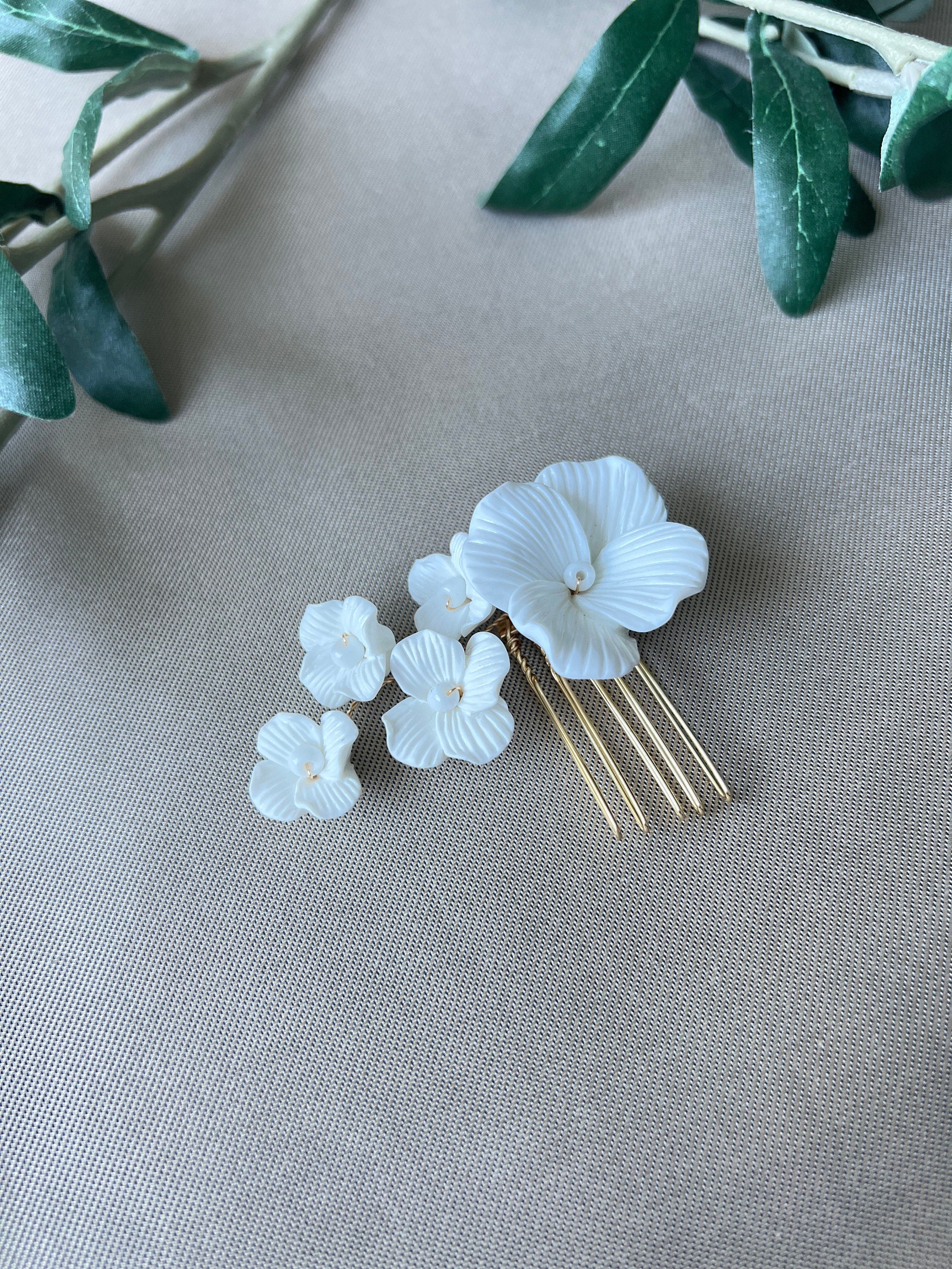 Braut Haarschmuck, Blüten Haarkamm, weiß und gold, Hochzeit, floral, Couture, hochwertiger Brauthaarschmuck, Brautfrisur, Braut Zubehör-Brauthaarschmuck-Schmuckblüte