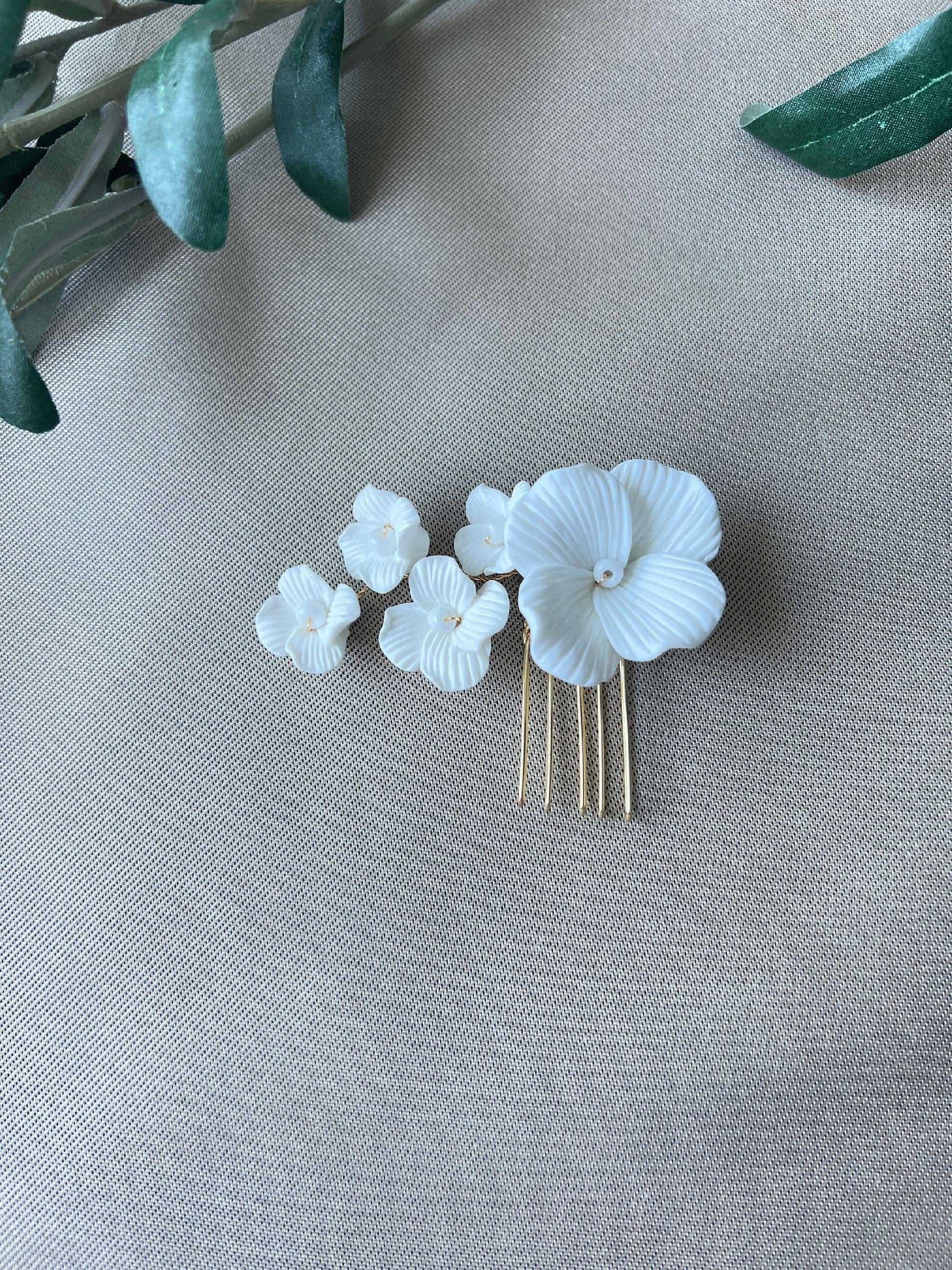 Braut Haarschmuck, Blüten Haarkamm, weiß und gold, Hochzeit, floral, Couture, hochwertiger Brauthaarschmuck, Brautfrisur, Braut Zubehör-Brauthaarschmuck-Schmuckblüte