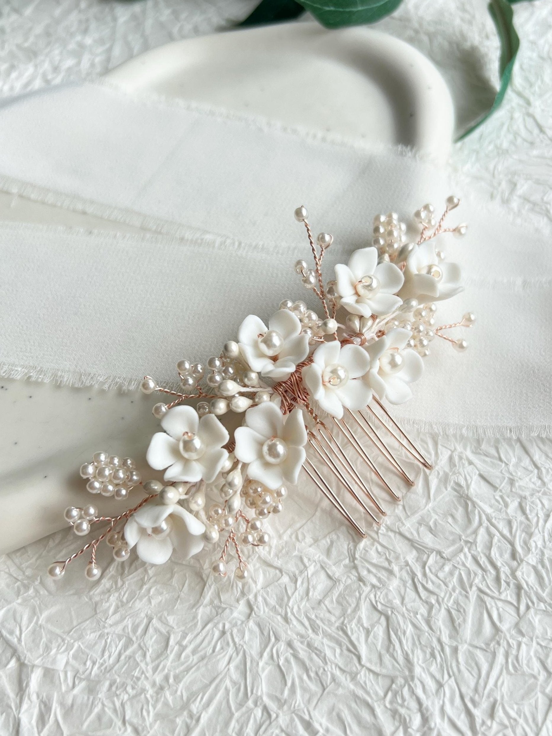Haarkamm, Roségold, Juwelierdraht, weiße Keramikblüten, Blumen, Haarkamm, Brautschmuck, Brauthaarschmuck, weiße feine Perlen, Perlenschmuck