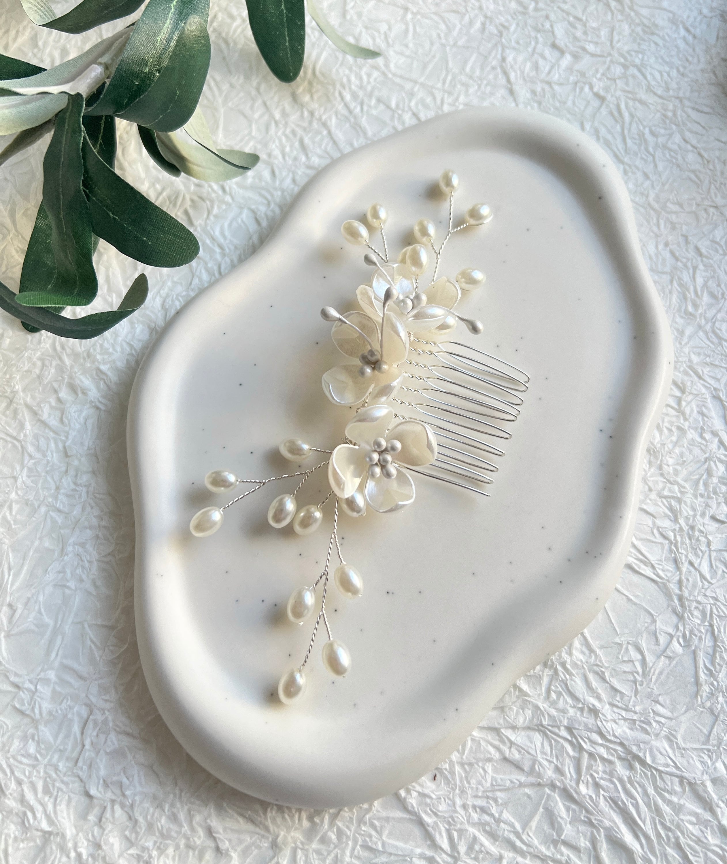 Braut Haarschmuck, Haarkamm, Perlen, Blumen, Silber Juwelierdraht, Perlmutt Optik Hochzeit,-Brauthaarschmuck-Schmuckblüte