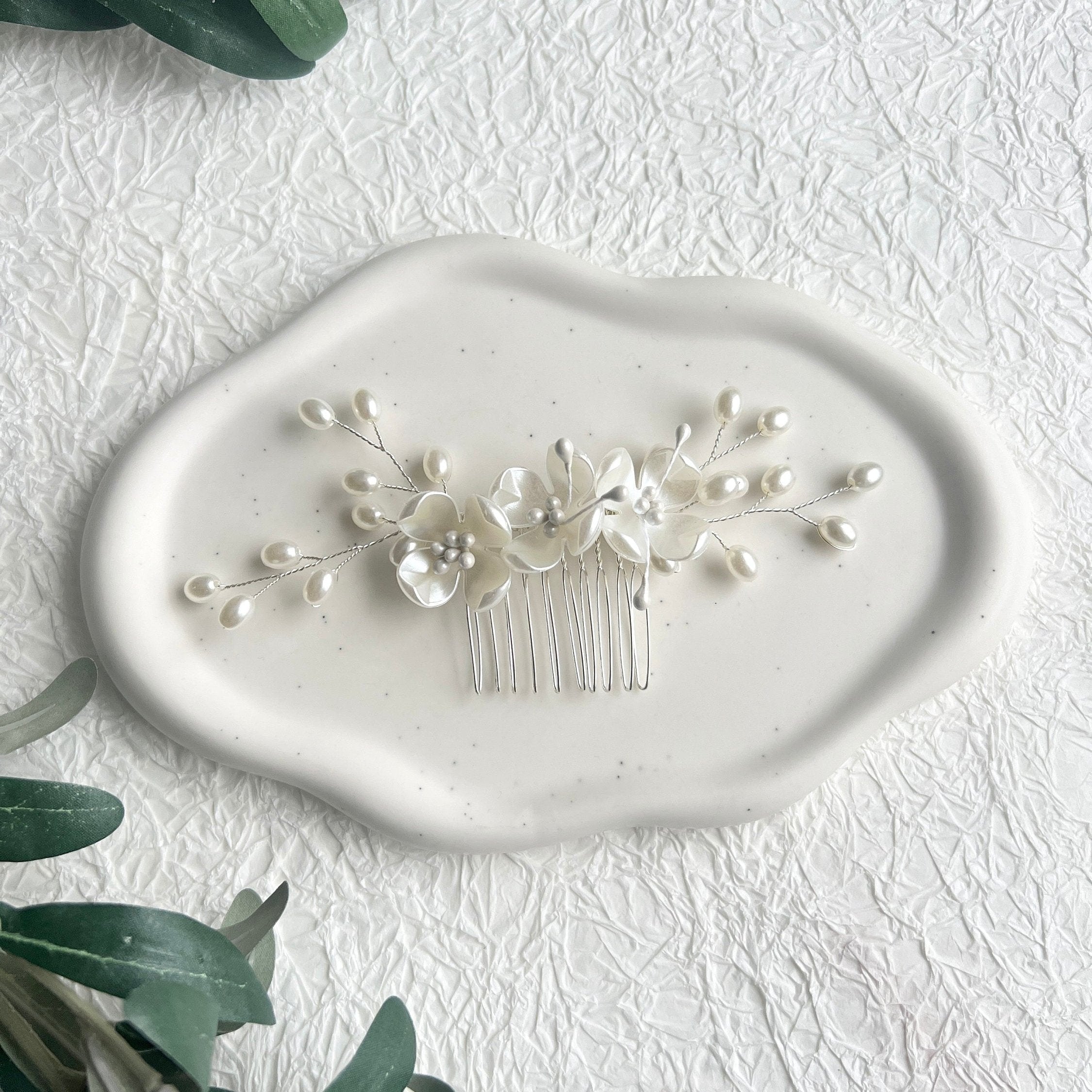 Braut Haarschmuck, Haarkamm, Perlen, Blumen, Silber Juwelierdraht, Perlmutt Optik Hochzeit,-Brauthaarschmuck-Schmuckblüte