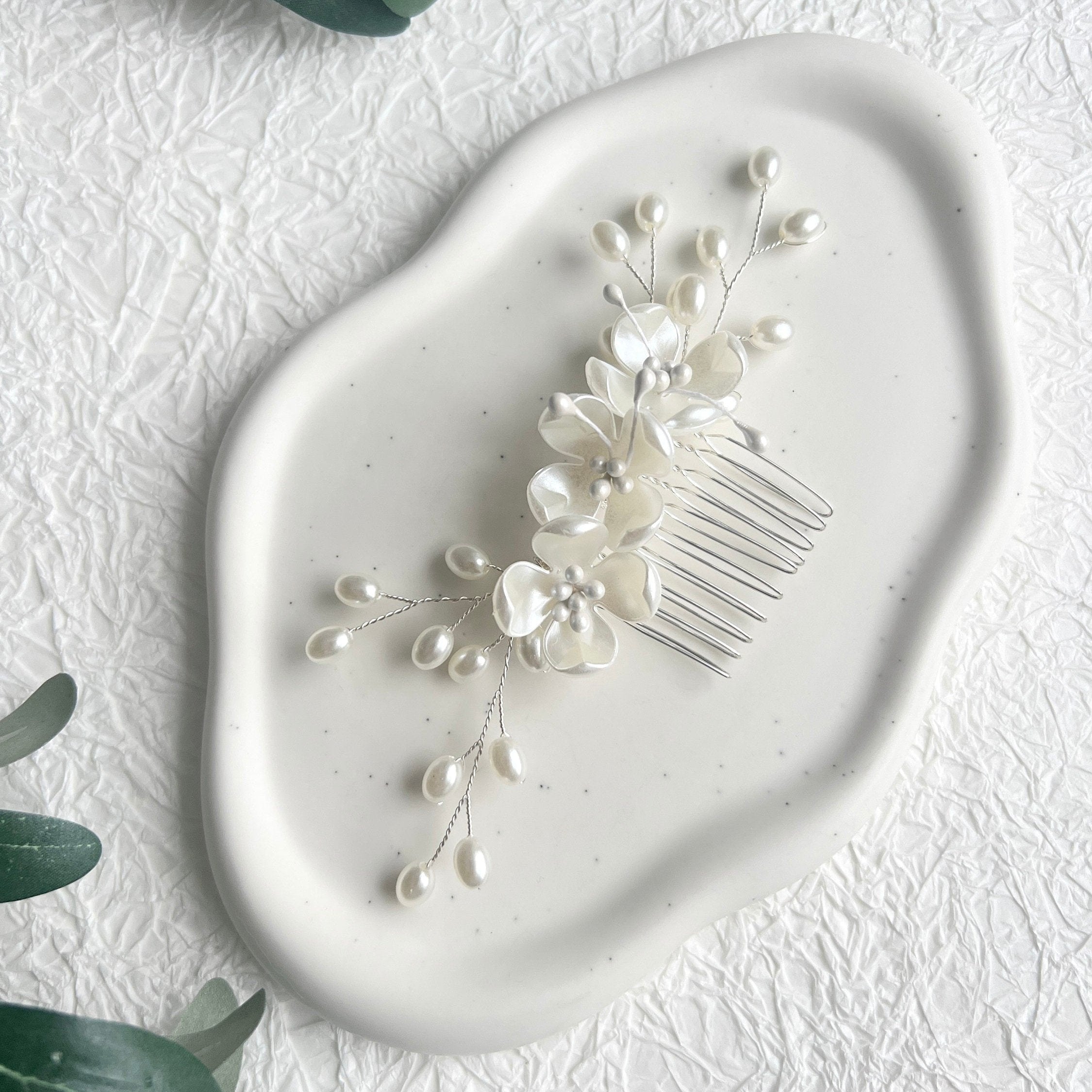 Braut Haarschmuck, Haarkamm, Perlen, Blumen, Silber Juwelierdraht, Perlmutt Optik Hochzeit,-Brauthaarschmuck-Schmuckblüte