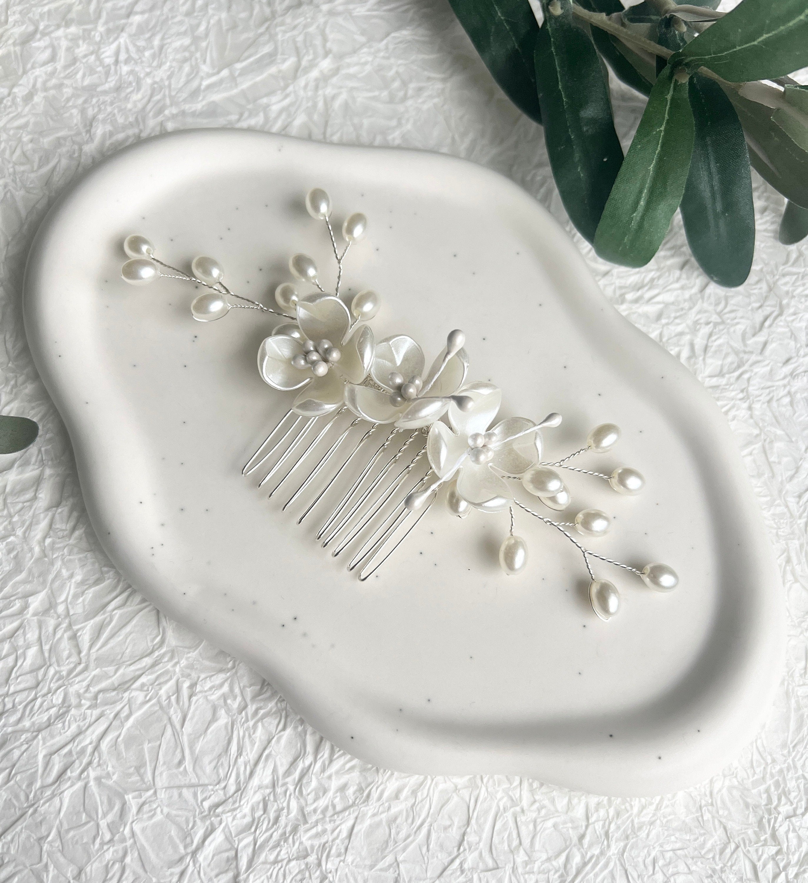 Braut Haarschmuck, Haarkamm, Perlen, Blumen, Silber Juwelierdraht, Perlmutt Optik Hochzeit,-Brauthaarschmuck-Schmuckblüte