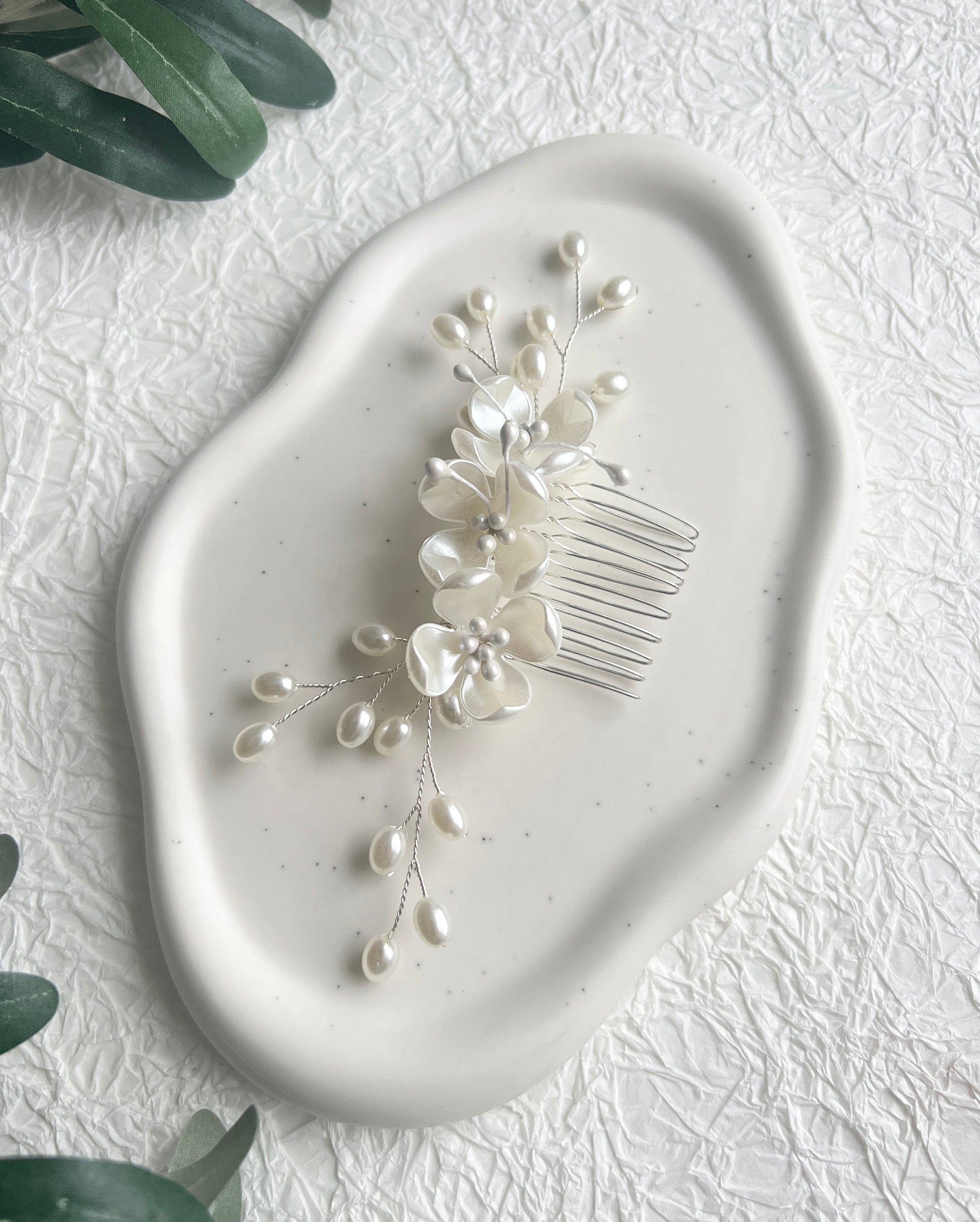 Braut Haarschmuck, Haarkamm, Perlen, Blumen, Silber Juwelierdraht, Perlmutt Optik Hochzeit,-Brauthaarschmuck-Schmuckblüte