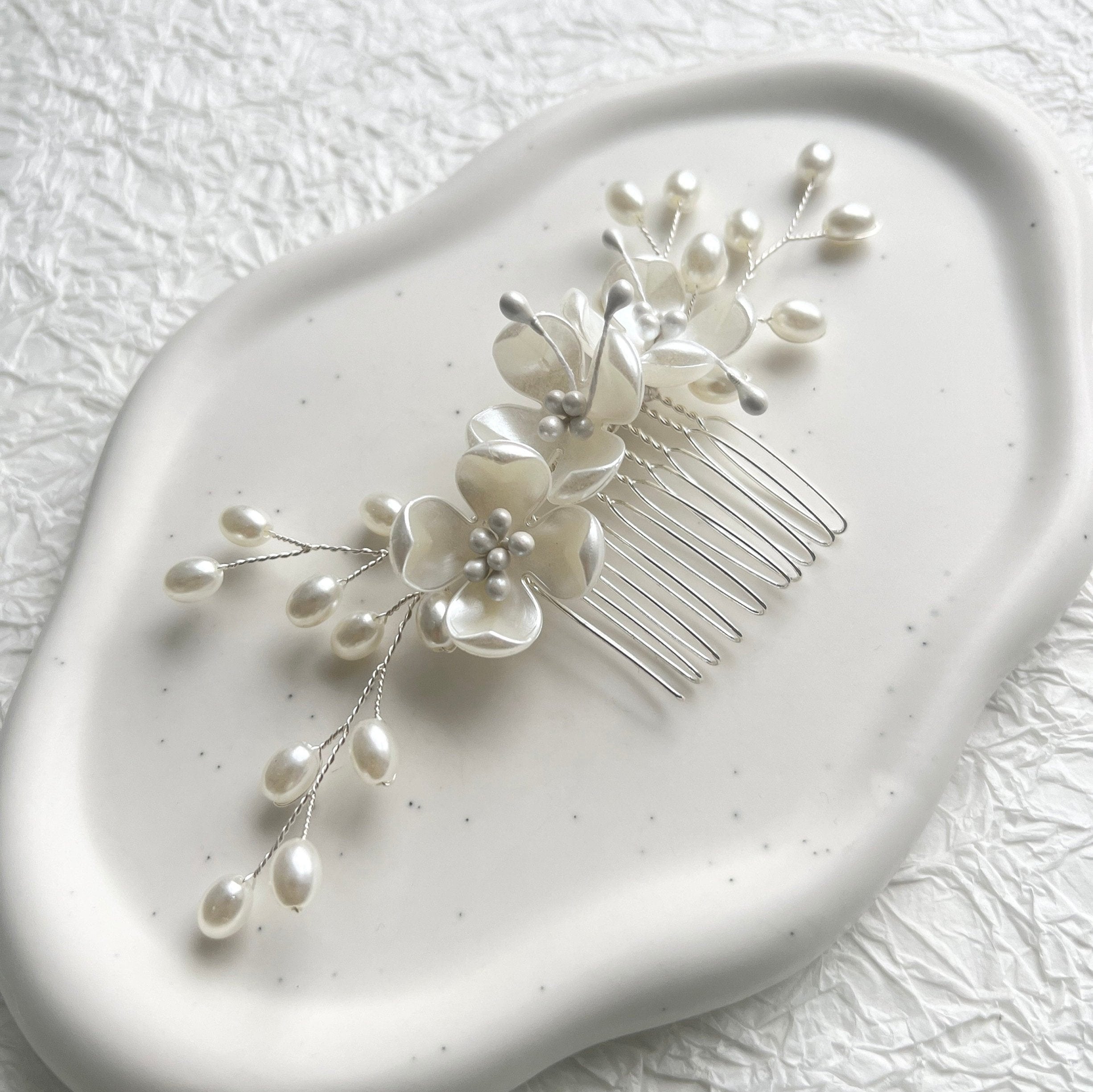 Braut Haarschmuck, Haarkamm, Perlen, Blumen, Silber Juwelierdraht, Perlmutt Optik Hochzeit,-Brauthaarschmuck-Schmuckblüte