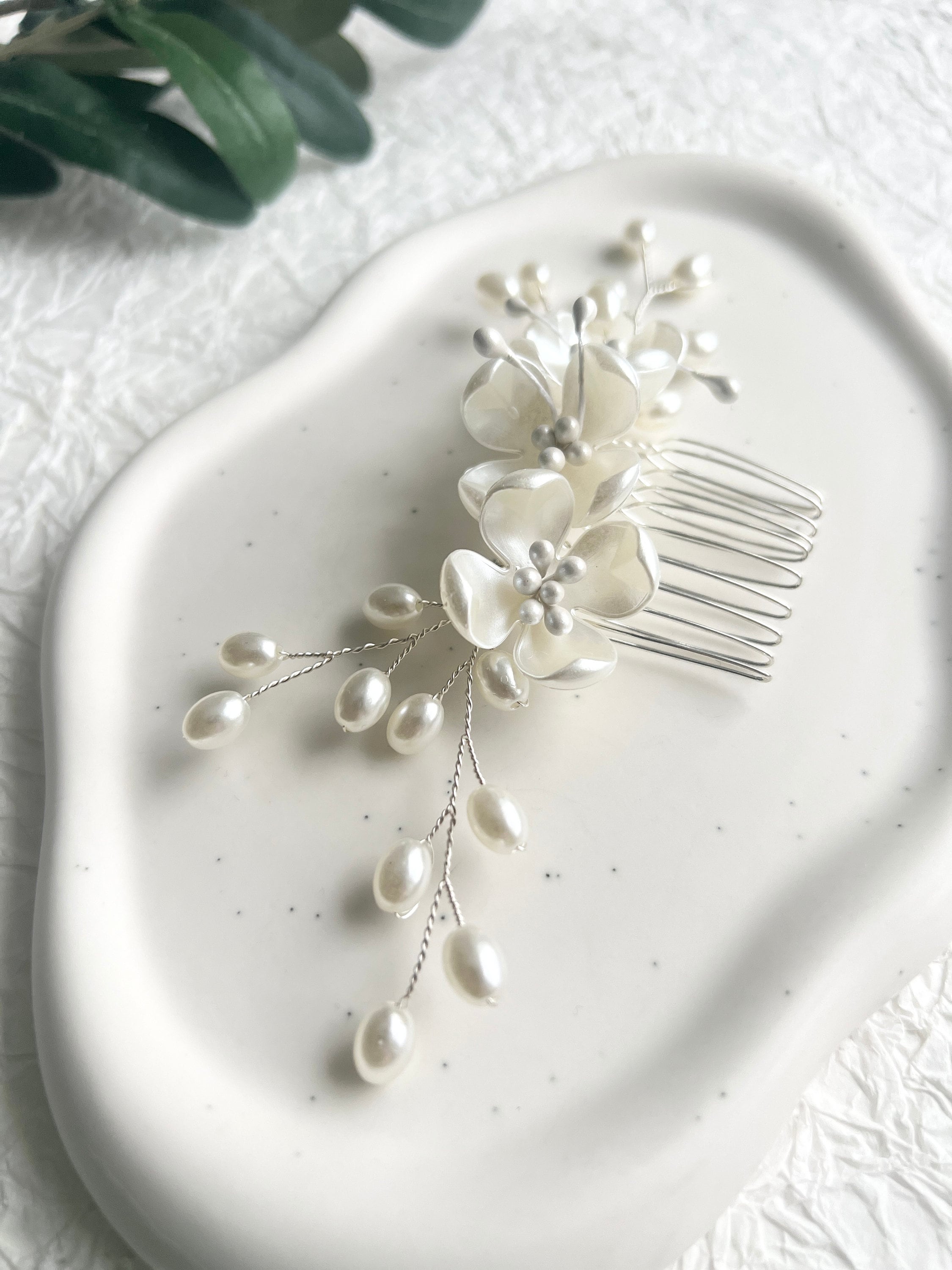 Braut Haarschmuck, Haarkamm, Perlen, Blumen, Silber Juwelierdraht, Perlmutt Optik Hochzeit,-Brauthaarschmuck-Schmuckblüte