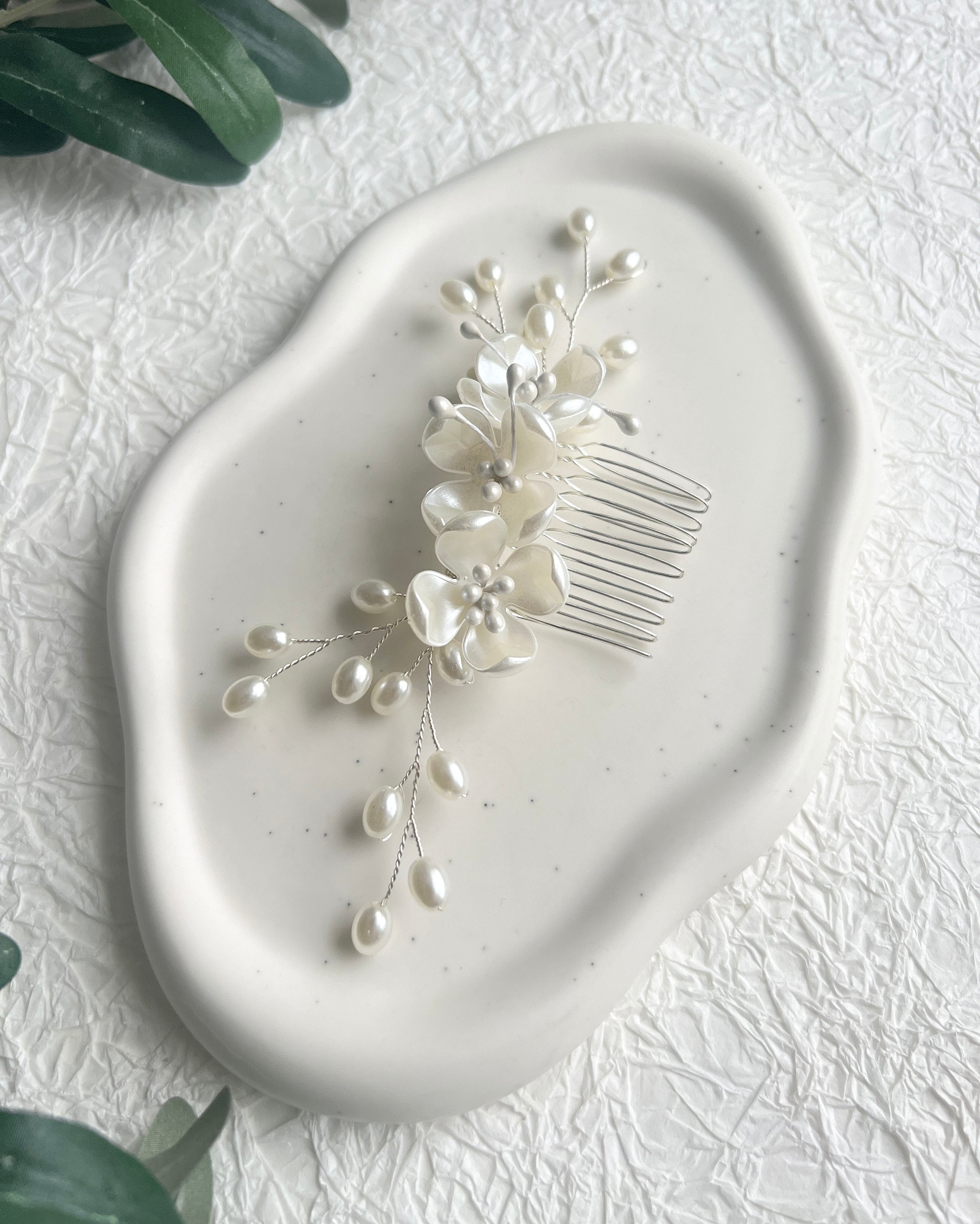 Braut Haarschmuck, Haarkamm, Perlen, Blumen, Silber Juwelierdraht, Perlmutt Optik Hochzeit,-Brauthaarschmuck-Schmuckblüte