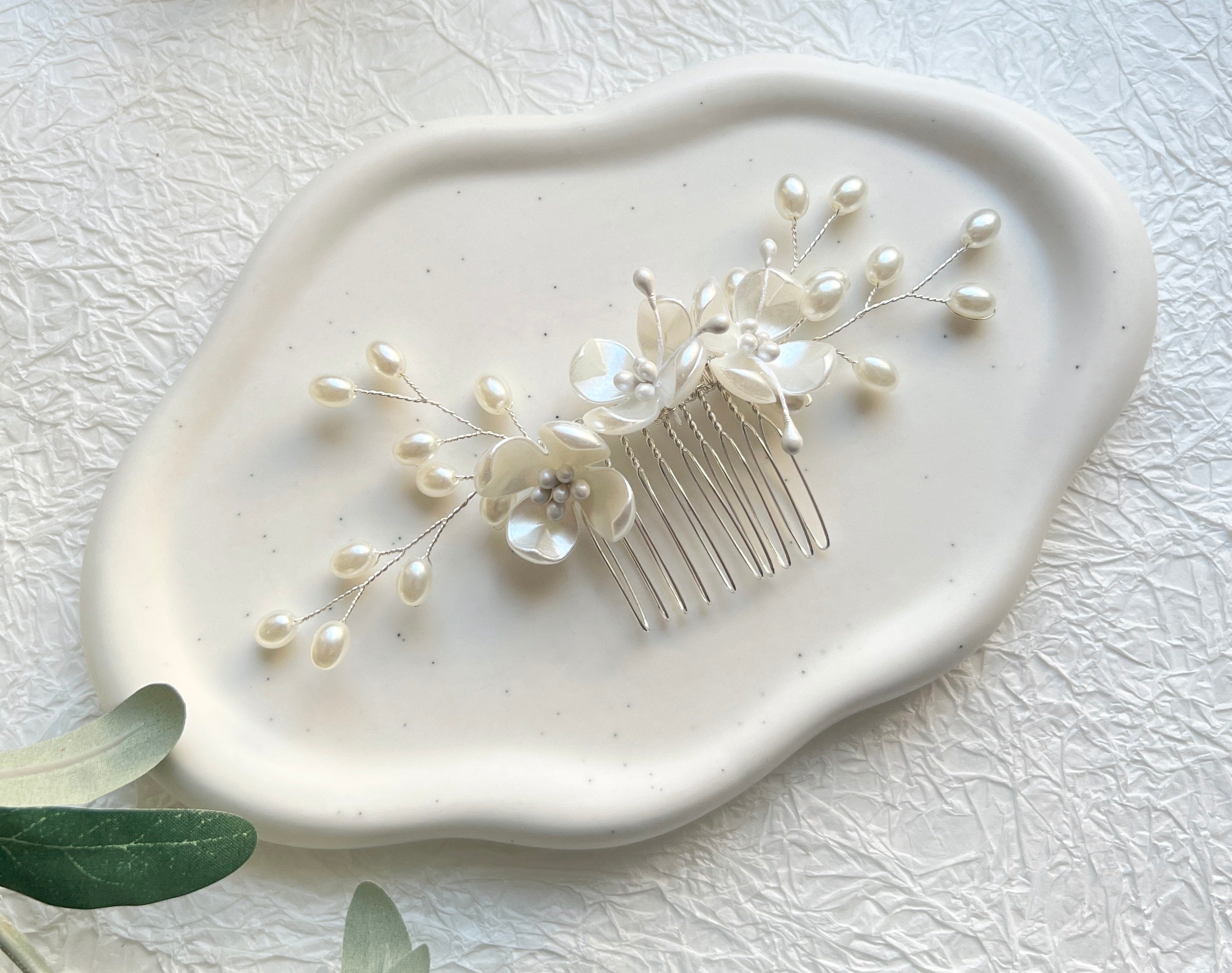 Braut Haarschmuck, Haarkamm, Perlen, Blumen, Silber Juwelierdraht, Perlmutt Optik Hochzeit,-Brauthaarschmuck-Schmuckblüte