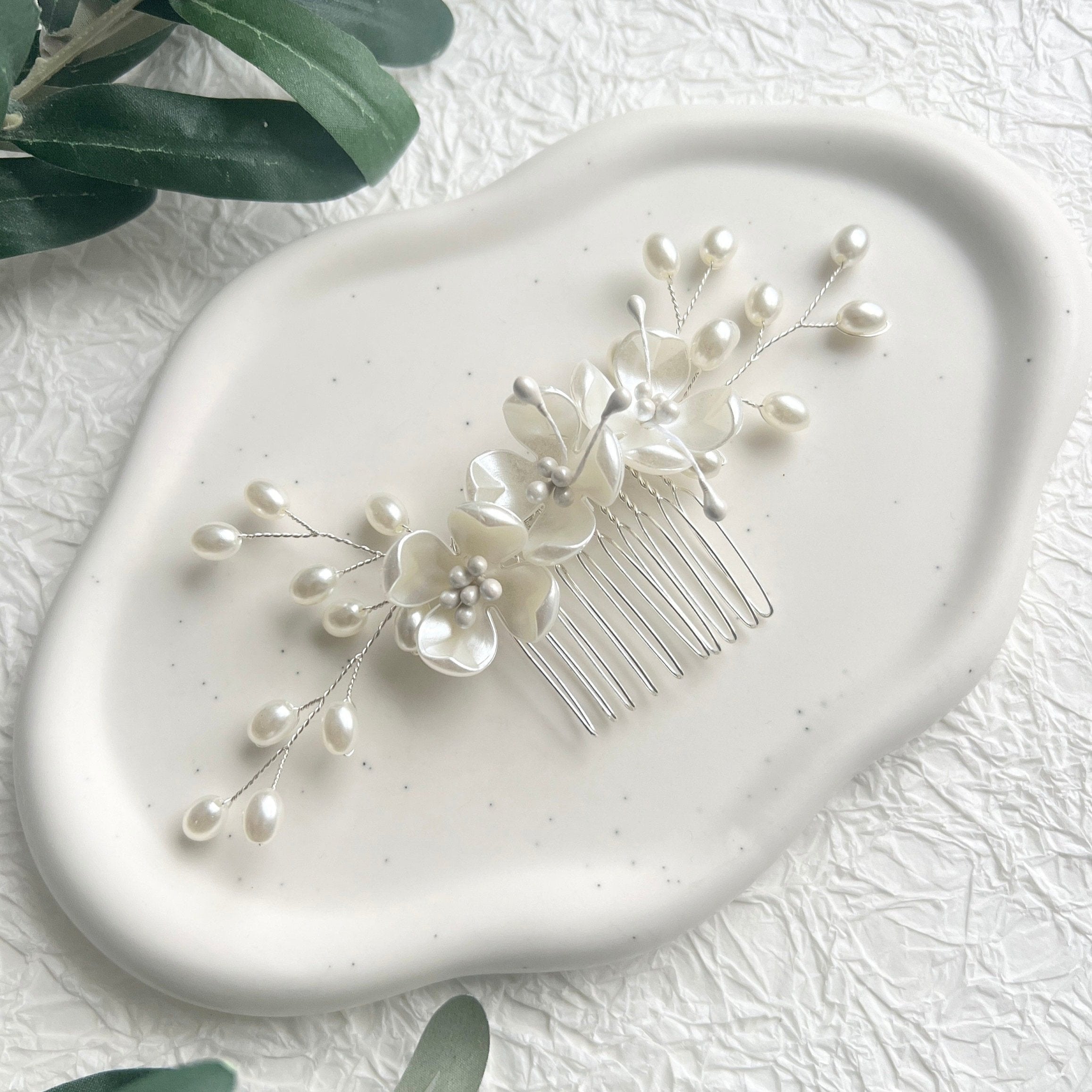 Braut Haarschmuck, Haarkamm, Perlen, Blumen, Silber Juwelierdraht, Perlmutt Optik Hochzeit,-Brauthaarschmuck-Schmuckblüte