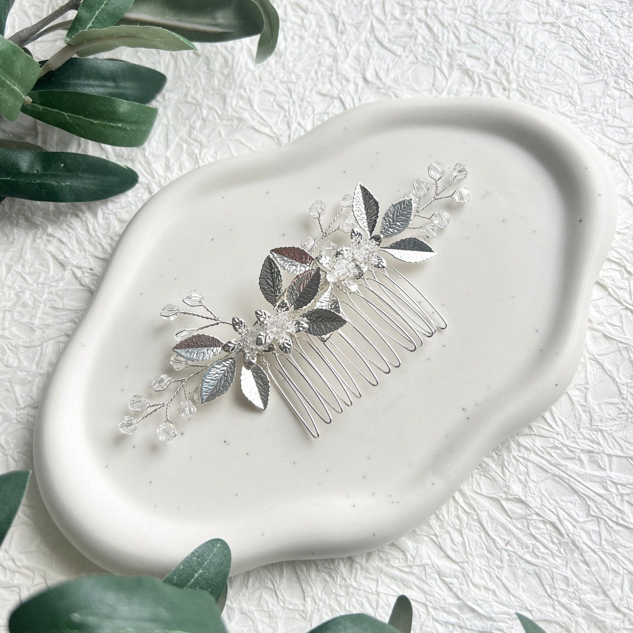 Braut Haarschmuck, Haarkamm, Perlen, Blüten und Blätter, Silber, Hochzeit, Juwelierdraht,-Brauthaarschmuck-Schmuckblüte