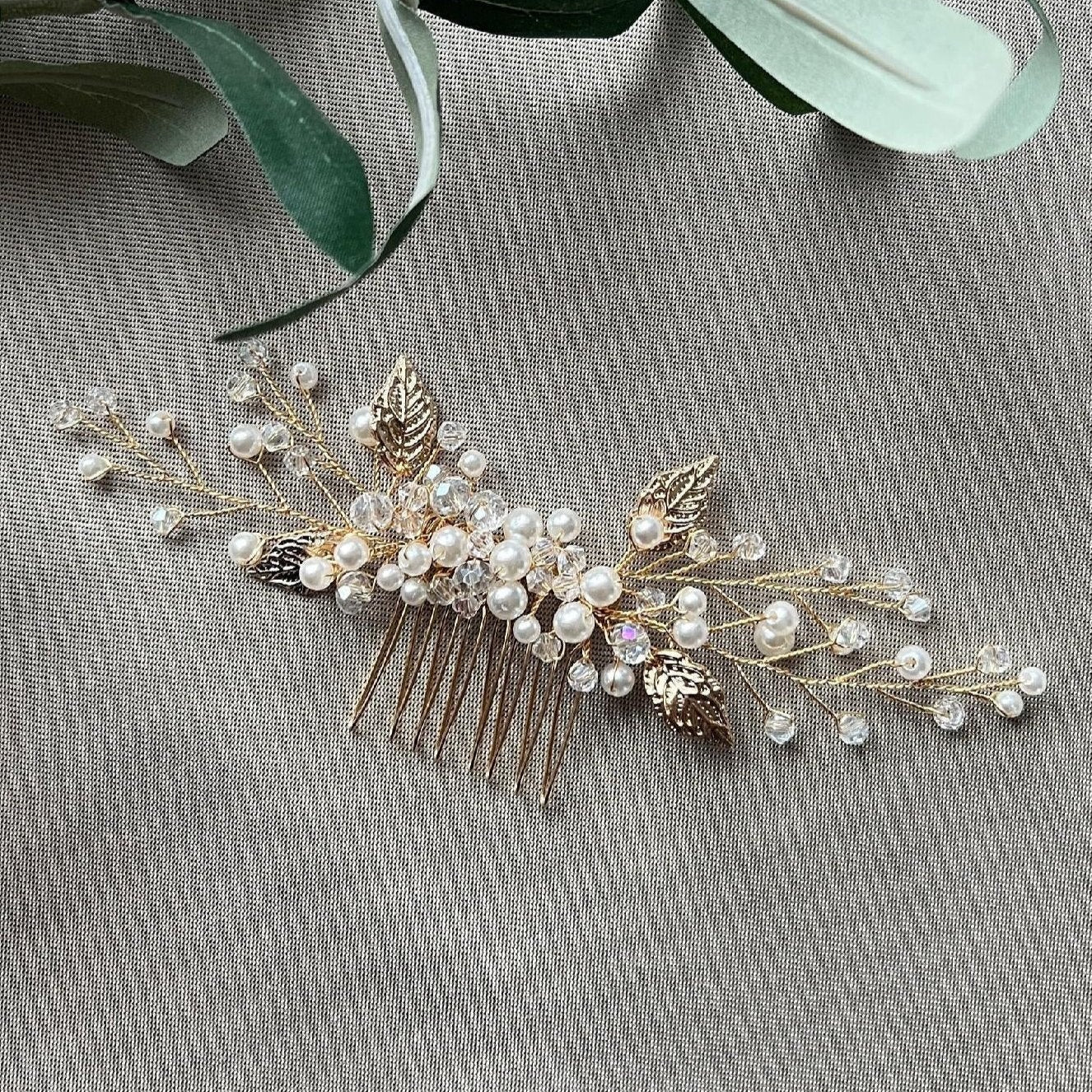 Haarschmuck fuer die Braut, Haarkamm, feine weisse und transparente Perlen, Gold, Haarkamm mit goldenen Blaettern, Hochzeitsschmuck, Schmuck Hochzeit, hochwertiger Brauthaarschmuck, Brautfrisur, Perlenschmuck, Weddinginspiration, Schmuckbluete