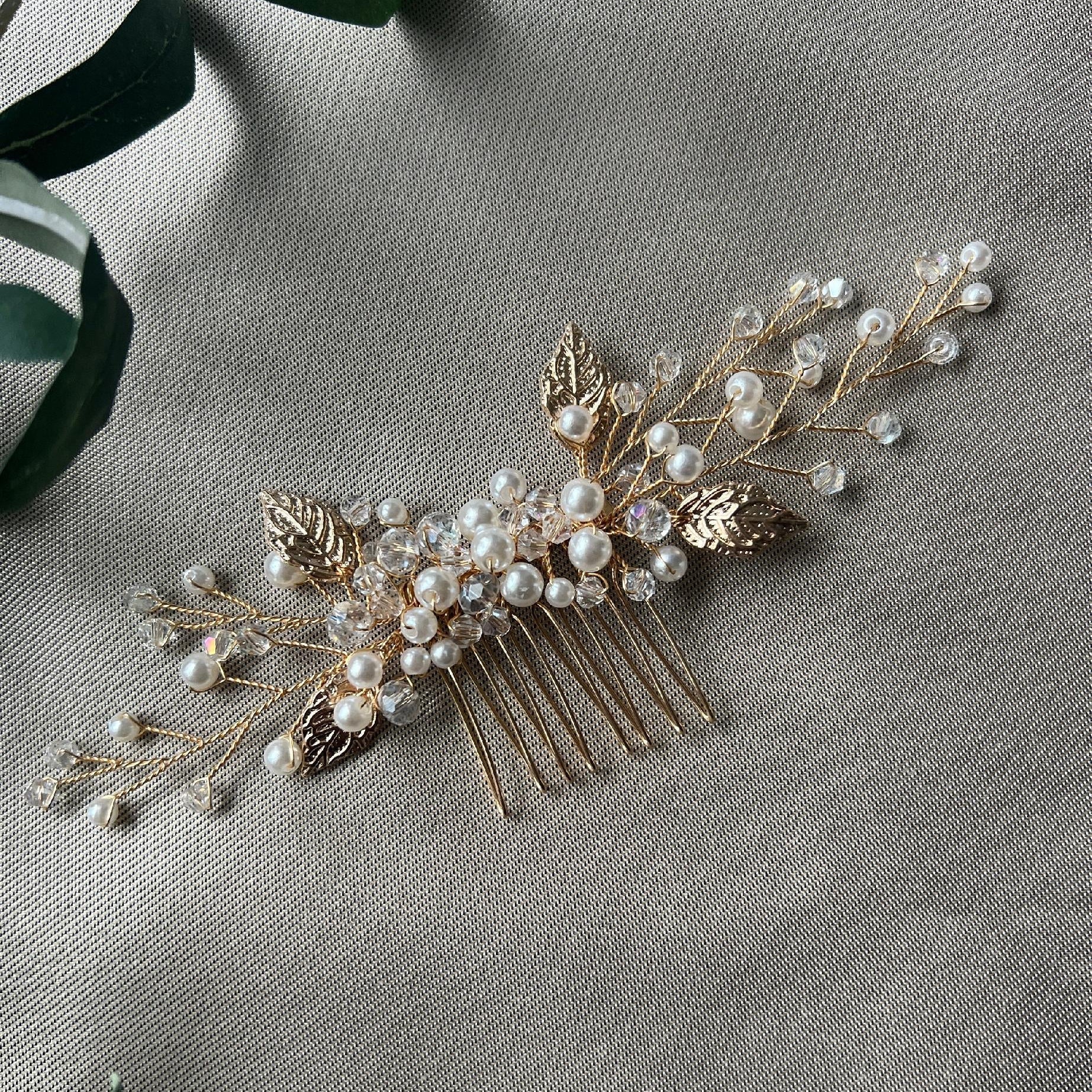 Haarschmuck fuer die Braut, Haarkamm, feine weisse und transparente Perlen, Gold, Haarkamm mit goldenen Blaettern, Hochzeitsschmuck, Schmuck Hochzeit, hochwertiger Brauthaarschmuck, Brautfrisur, Perlenschmuck, Weddinginspiration, Schmuckbluete