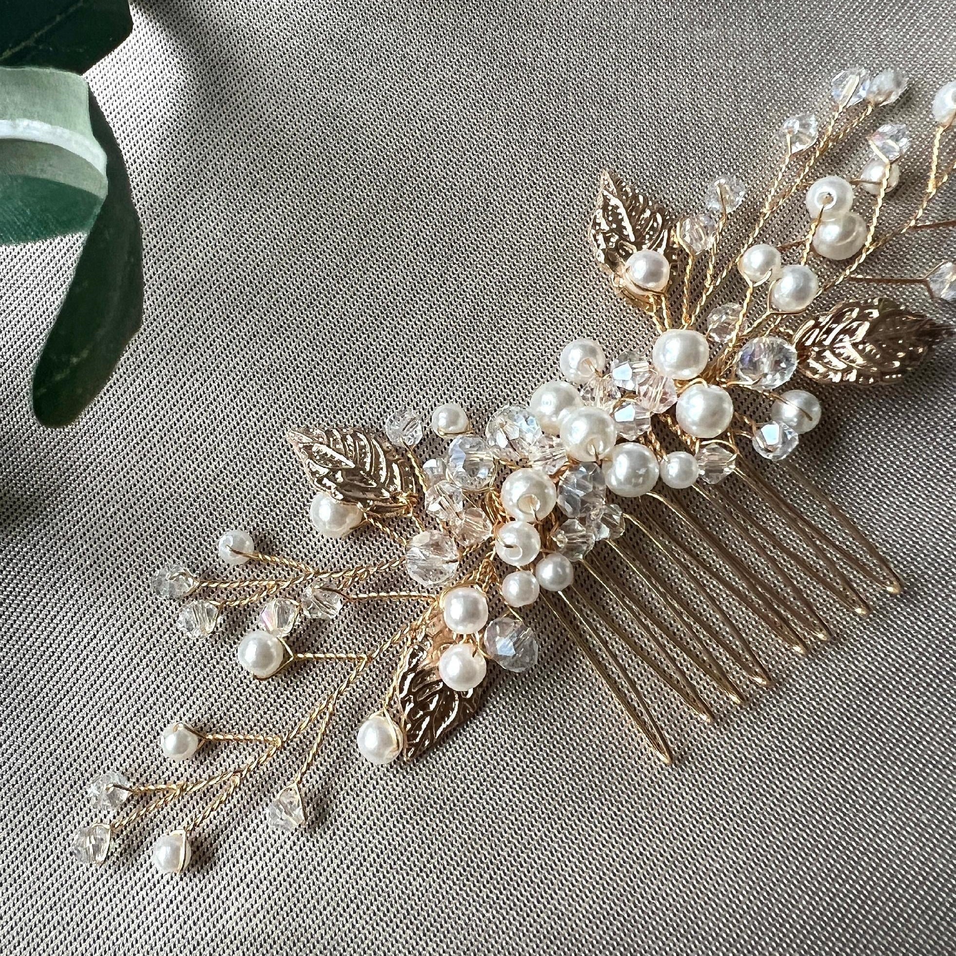 Haarschmuck fuer die Braut, Haarkamm, feine weisse und transparente Perlen, Gold, Haarkamm mit goldenen Blaettern, Hochzeitsschmuck, Schmuck Hochzeit, hochwertiger Brauthaarschmuck, Brautfrisur, Perlenschmuck, Weddinginspiration, Schmuckbluete