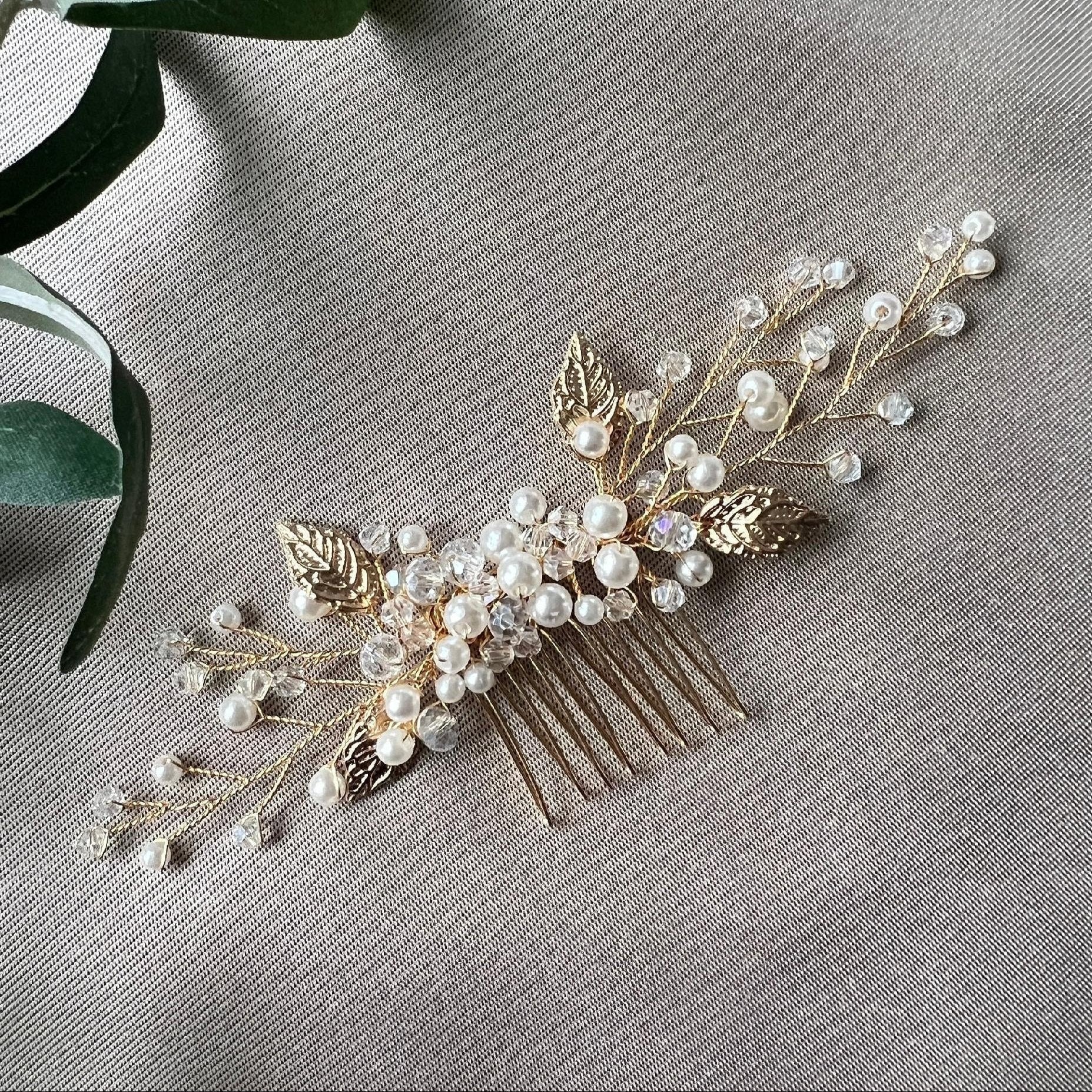 Haarschmuck fuer die Braut, Haarkamm, feine weisse und transparente Perlen, Gold, Haarkamm mit goldenen Blaettern, Hochzeitsschmuck, Schmuck Hochzeit, hochwertiger Brauthaarschmuck, Brautfrisur, Perlenschmuck, Weddinginspiration, Schmuckbluete