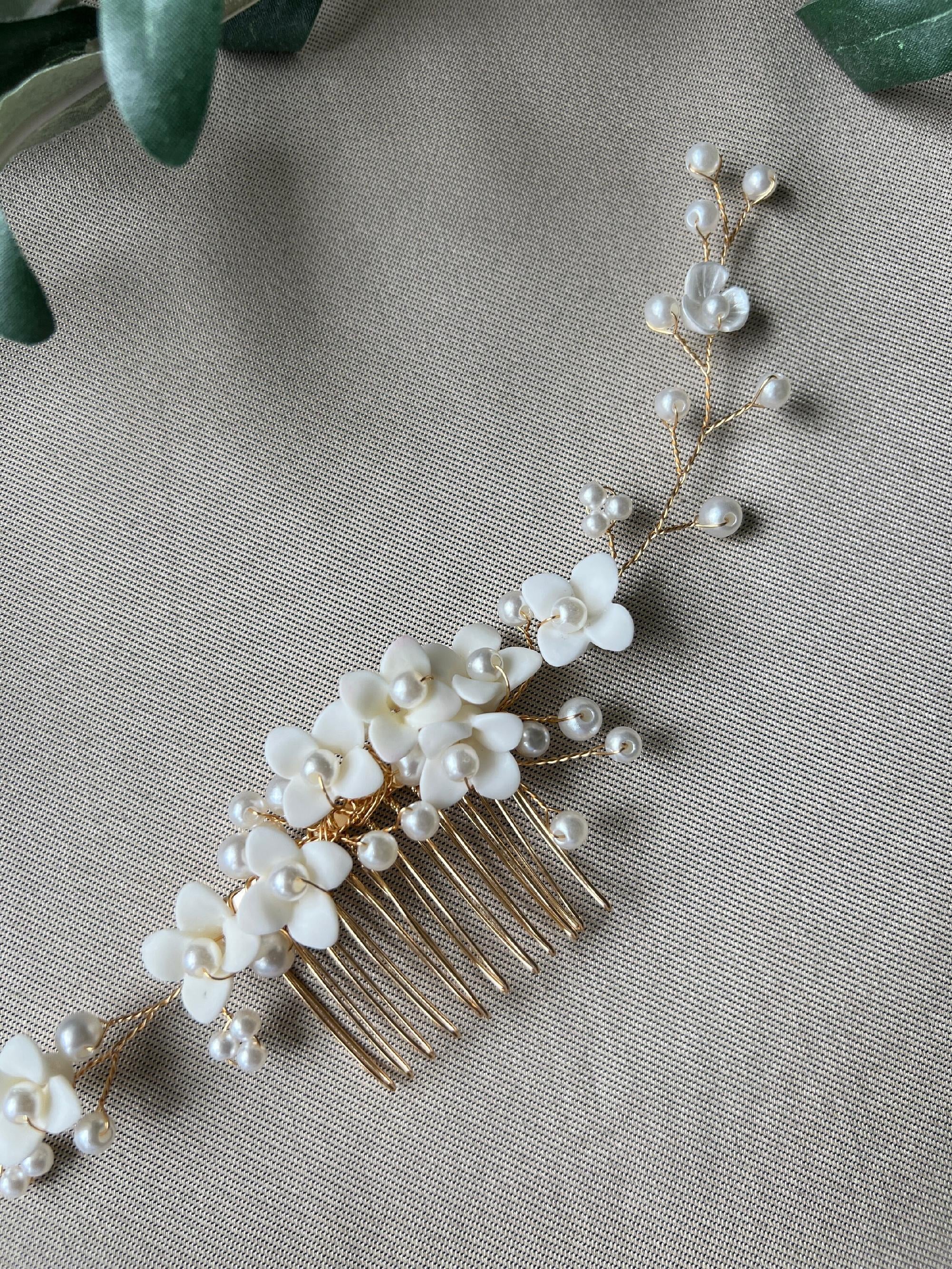 Braut Haarschmuck, Haarkamm, Perlen, gold, weiße Blumen, Hochzeit, hochwertiger Brauthaarschmuck - Gold-Brauthaarschmuck-Schmuckblüte