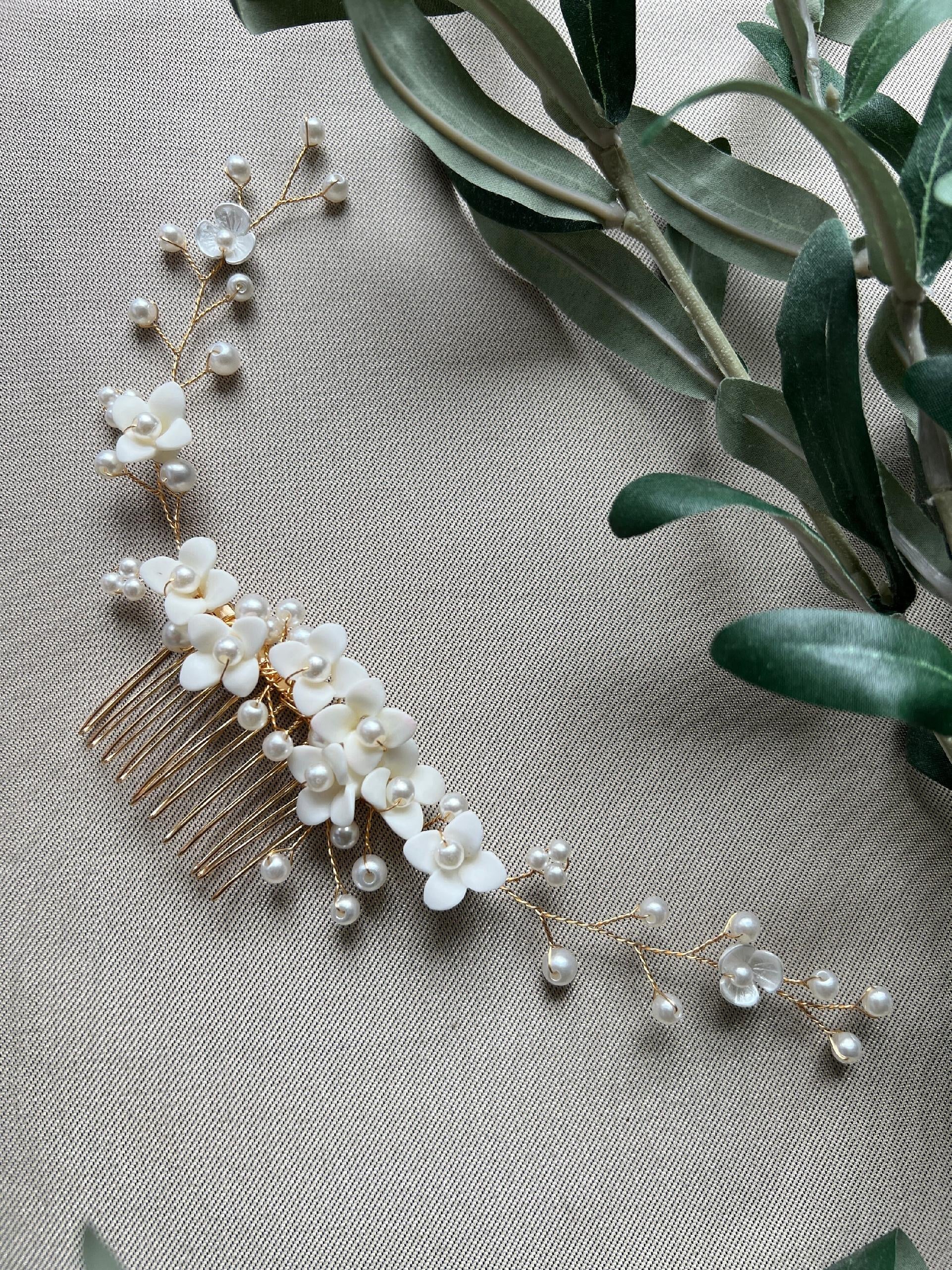 Braut Haarschmuck, Haarkamm, Perlen, gold, weiße Blumen, Hochzeit, hochwertiger Brauthaarschmuck - Gold-Brauthaarschmuck-Schmuckblüte