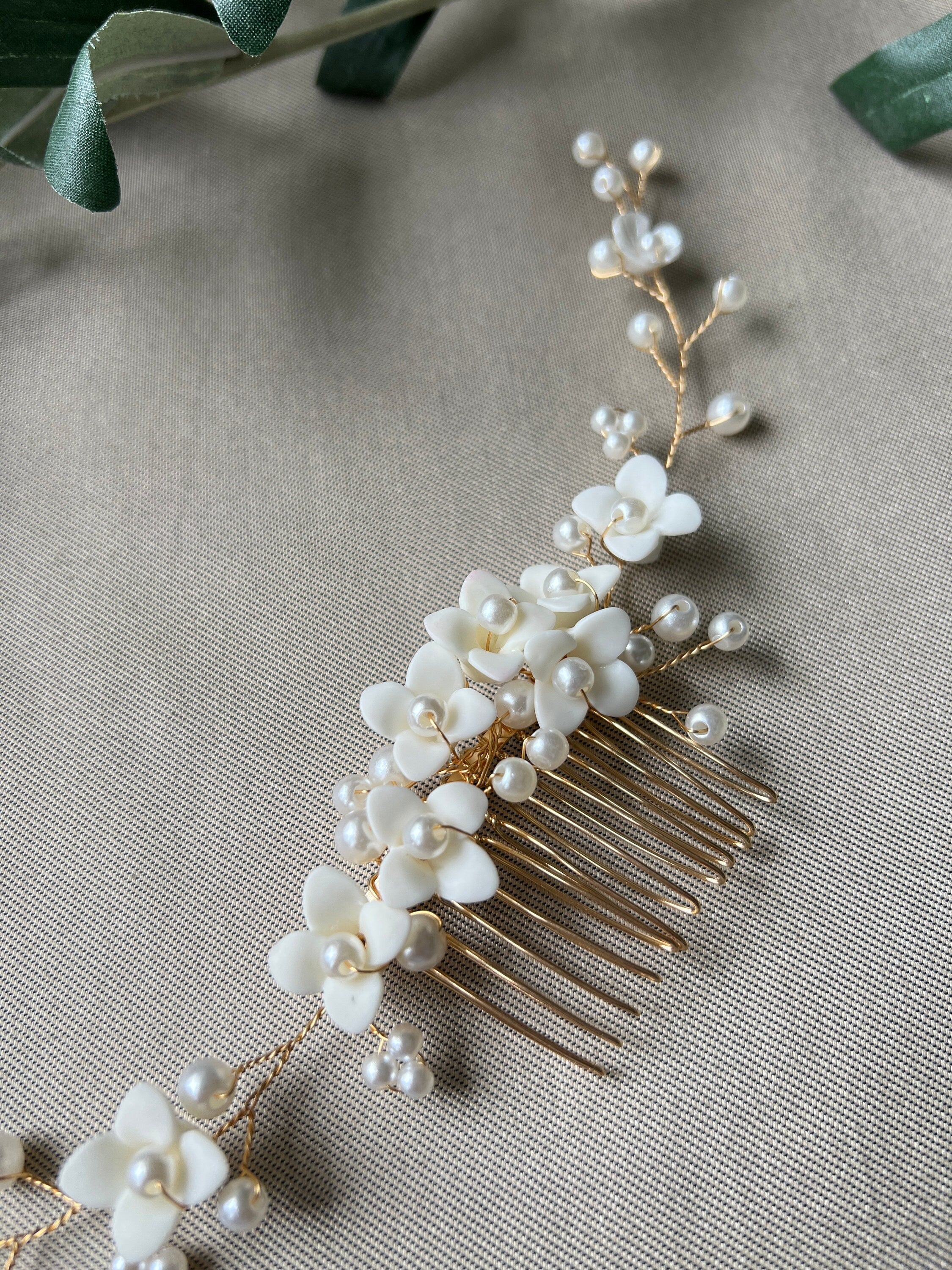Braut Haarschmuck, Haarkamm, Perlen, gold, weiße Blumen, Hochzeit, hochwertiger Brauthaarschmuck - Gold-Brauthaarschmuck-Schmuckblüte