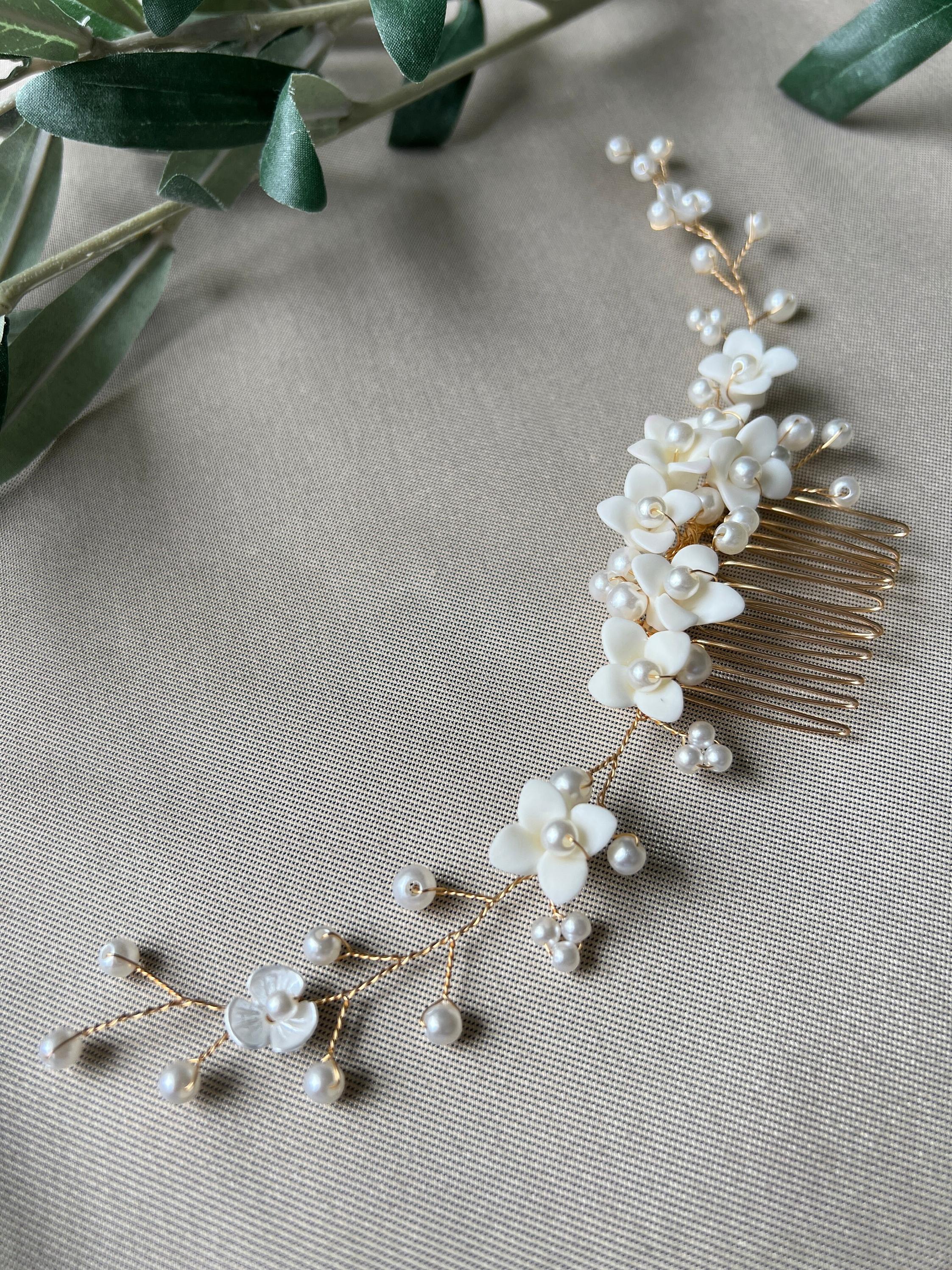 Braut Haarschmuck, Haarkamm, Perlen, gold, weiße Blumen, Hochzeit, hochwertiger Brauthaarschmuck - Gold-Brauthaarschmuck-Schmuckblüte