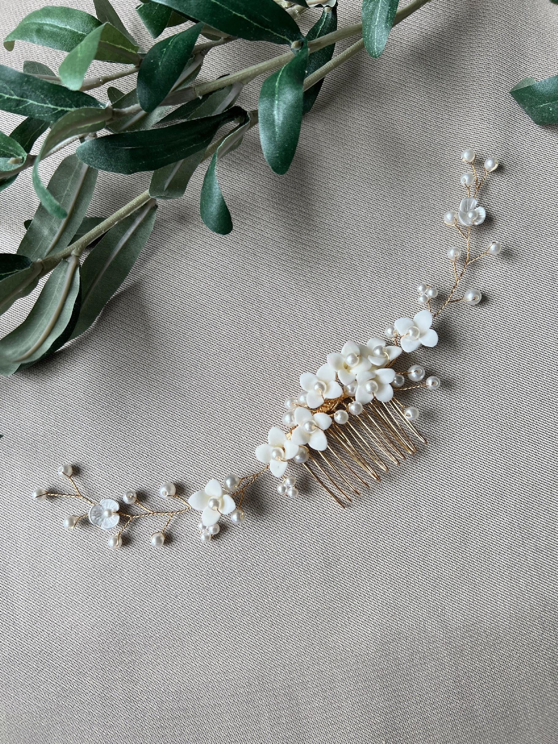 Braut Haarschmuck, Haarkamm, Perlen, gold, weiße Blumen, Hochzeit, hochwertiger Brauthaarschmuck - Gold-Brauthaarschmuck-Schmuckblüte