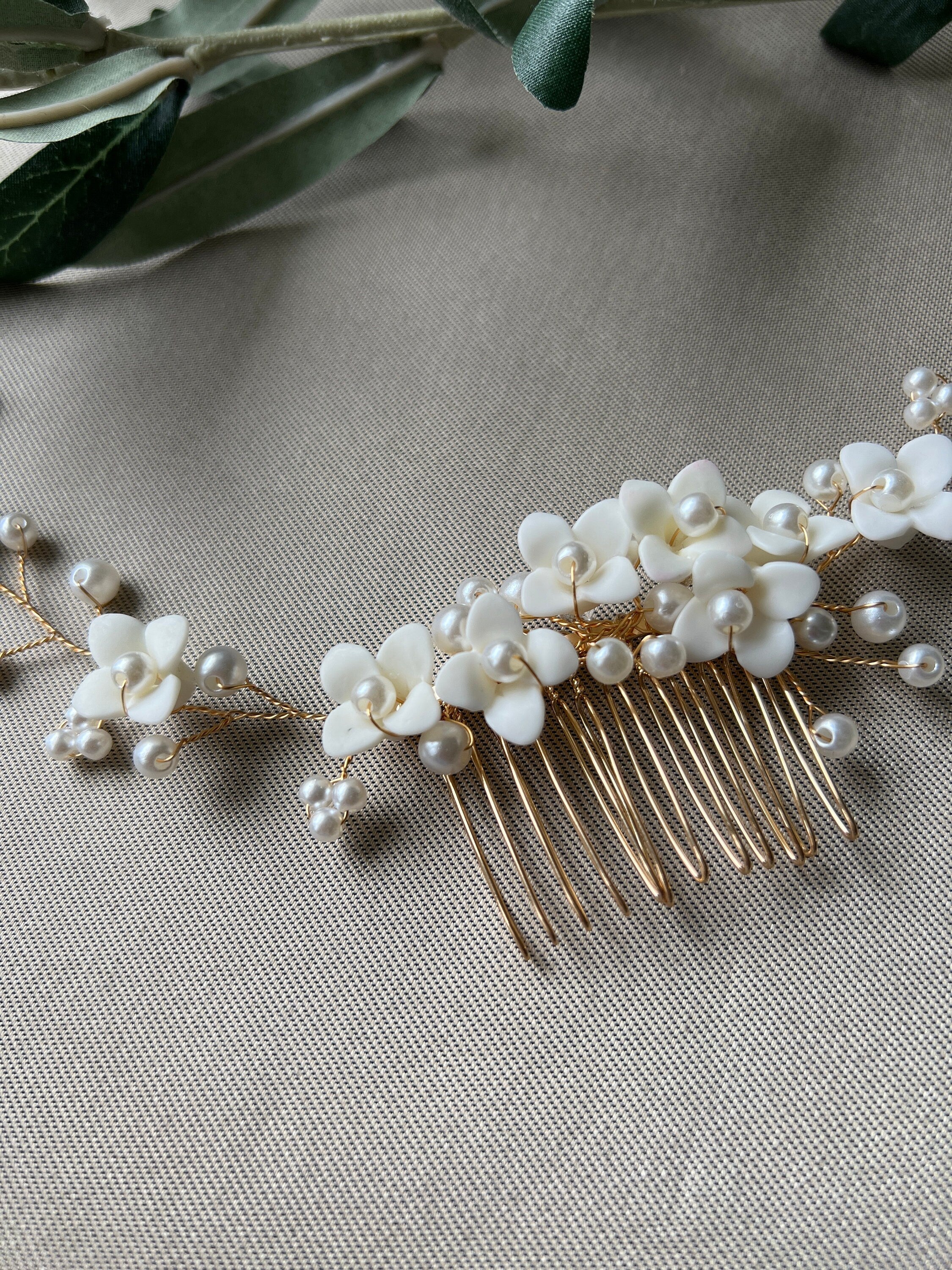 Braut Haarschmuck, Haarkamm, Perlen, gold, weiße Blumen, Hochzeit, hochwertiger Brauthaarschmuck - Gold-Brauthaarschmuck-Schmuckblüte