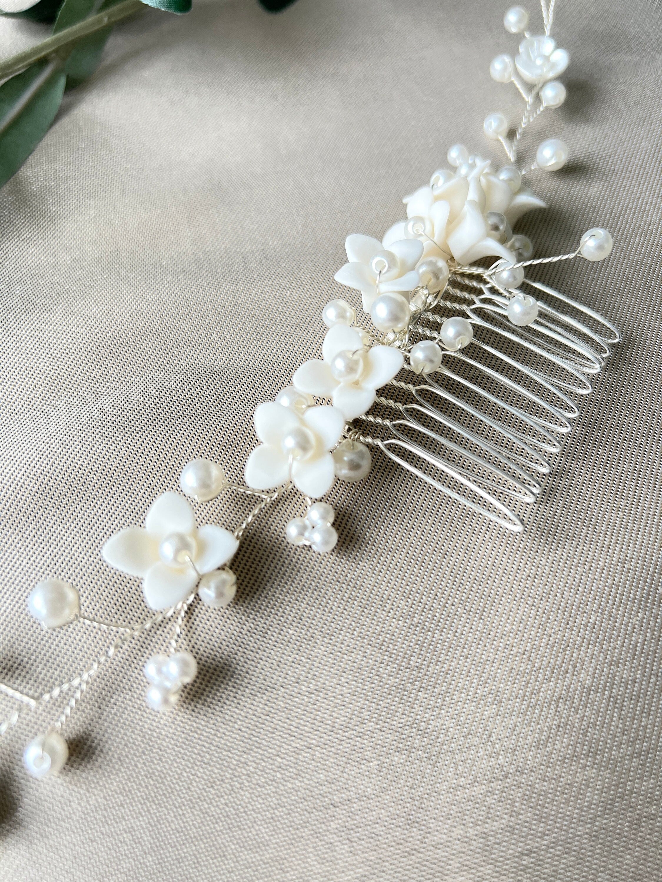 Braut Haarschmuck, Haarkamm, Perlen, gold, weiße Blumen, Hochzeit, hochwertiger Brauthaarschmuck - Gold-Brauthaarschmuck-Schmuckblüte