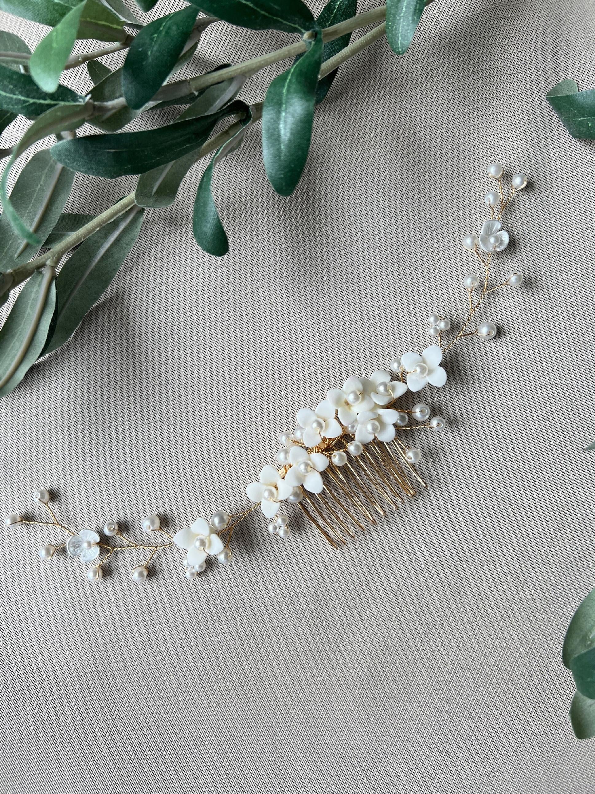 Braut Haarschmuck, Haarkamm, Perlen, gold, weiße Blumen, Hochzeit, hochwertiger Brauthaarschmuck - Gold-Brauthaarschmuck-Schmuckblüte