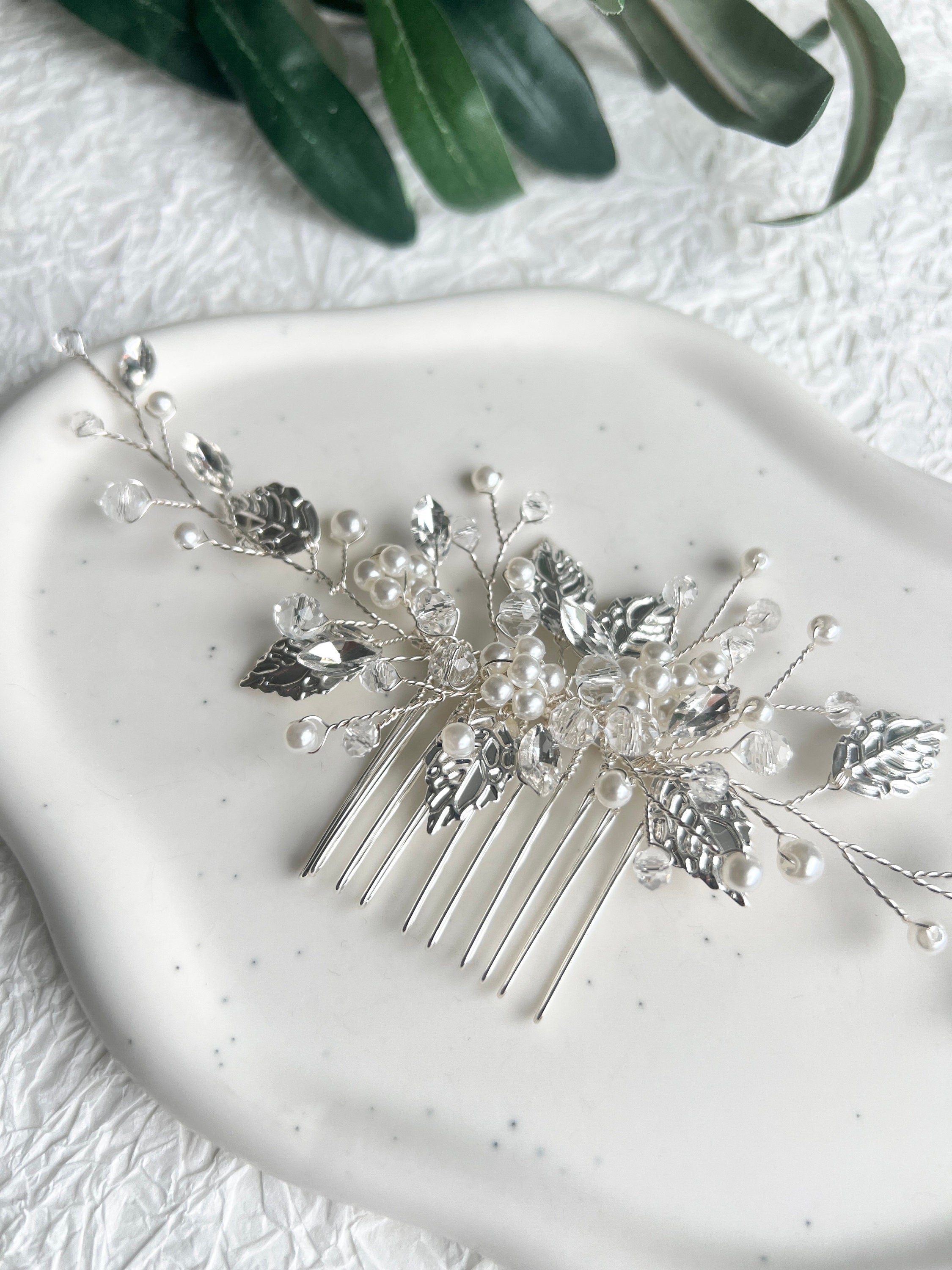 Braut Haarschmuck, Haarkamm, Perlen und Strass, Silber, Blumen, Hochzeit, Juwelierdraht,-Brauthaarschmuck-Schmuckblüte