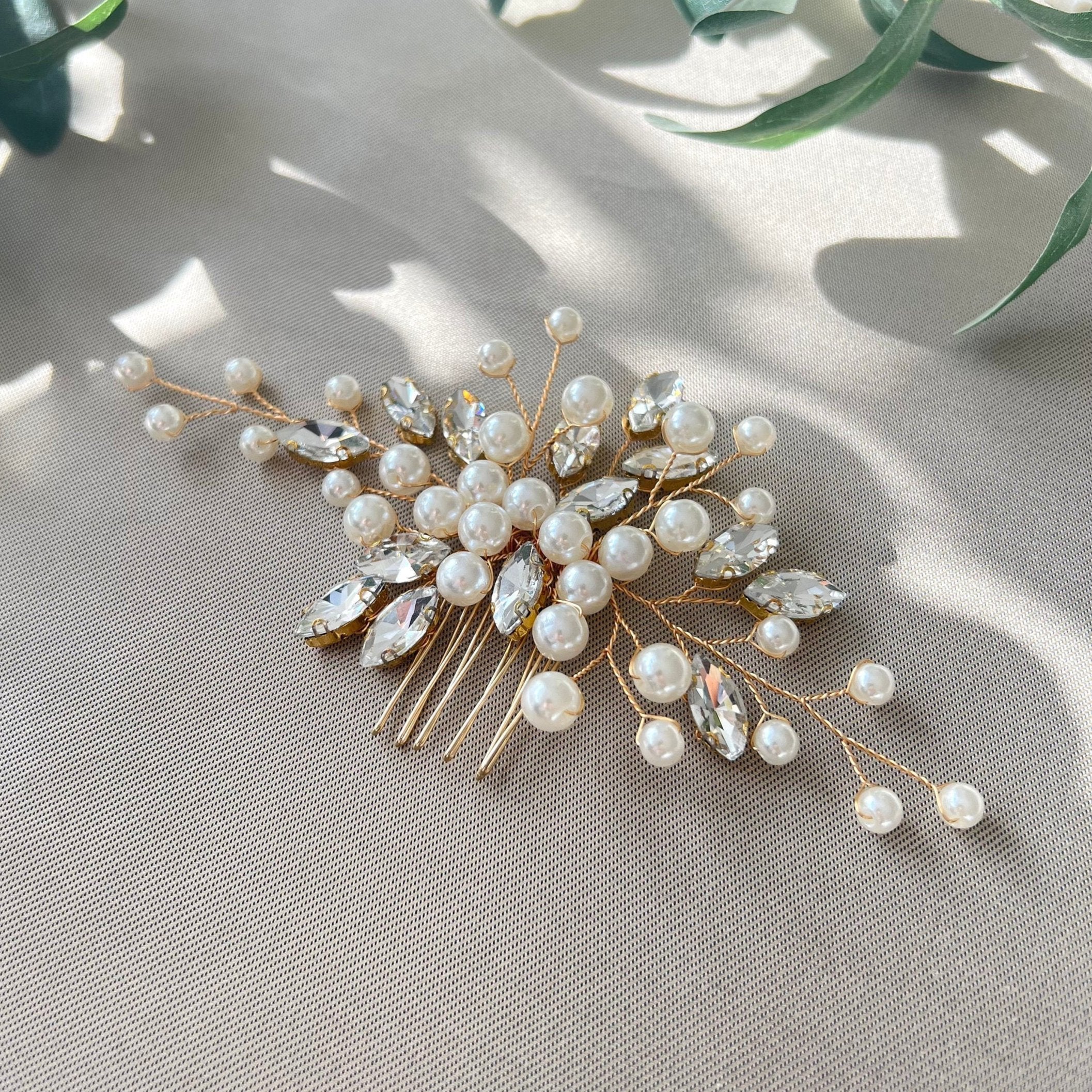 Braut Haarschmuck, Haarkamm, Perlen und Strasssteine, Gold, Weiß, Hochzeit, hochwertiger-Brauthaarschmuck-Schmuckblüte
