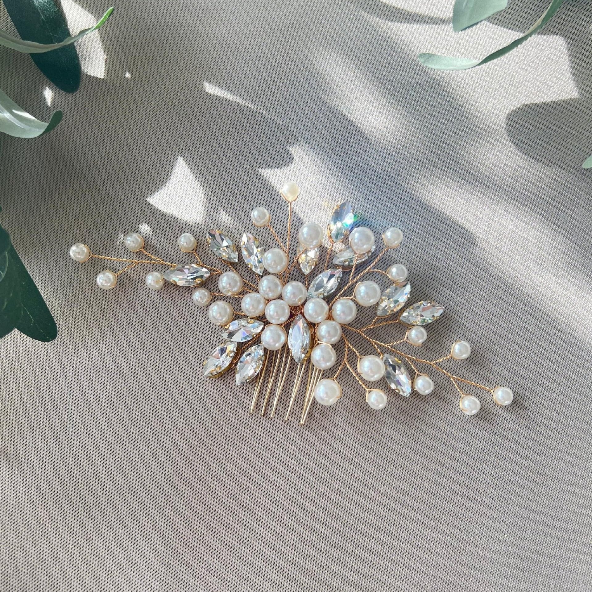 Braut Haarschmuck, Haarkamm, Perlen und Strasssteine, Gold, Weiß, Hochzeit, hochwertiger-Brauthaarschmuck-Schmuckblüte