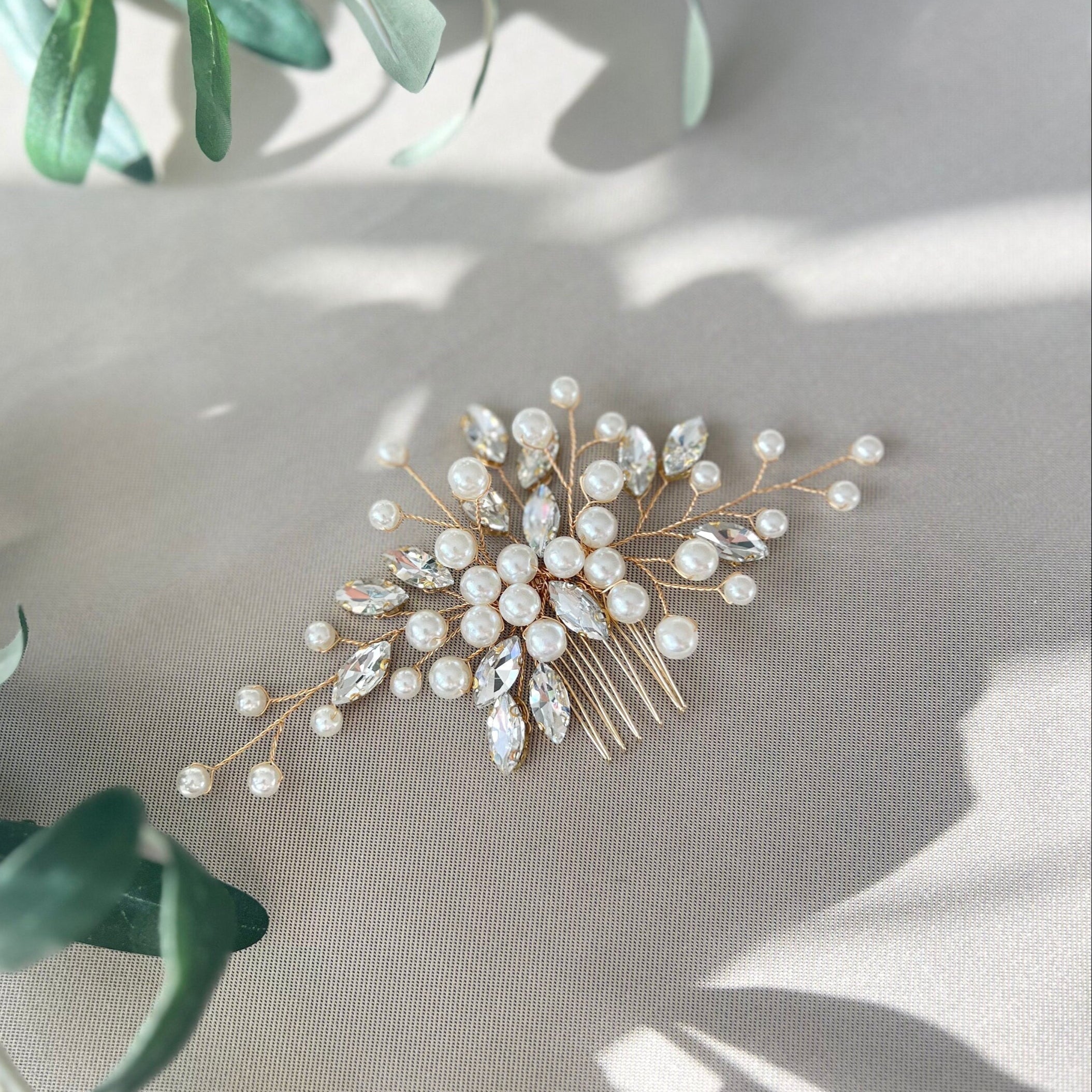 Braut Haarschmuck, Haarkamm, Perlen und Strasssteine, Gold, Weiß, Hochzeit, hochwertiger-Brauthaarschmuck-Schmuckblüte