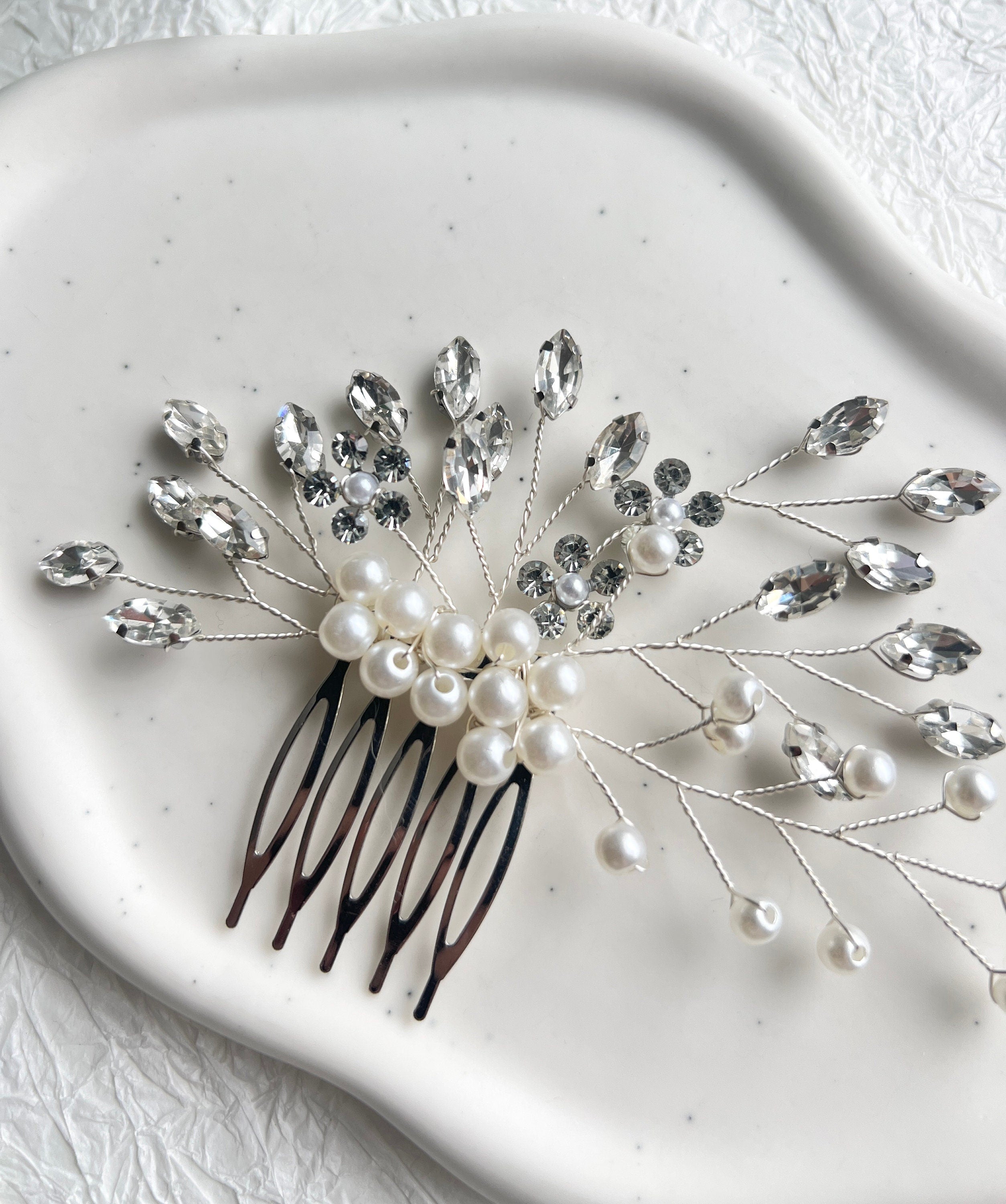 Braut Haarschmuck, Haarkamm, Perlen und Strasssteine, Silber, Weiß, Hochzeit, Blumen, hochwertiger-Brauthaarschmuck-Schmuckblüte