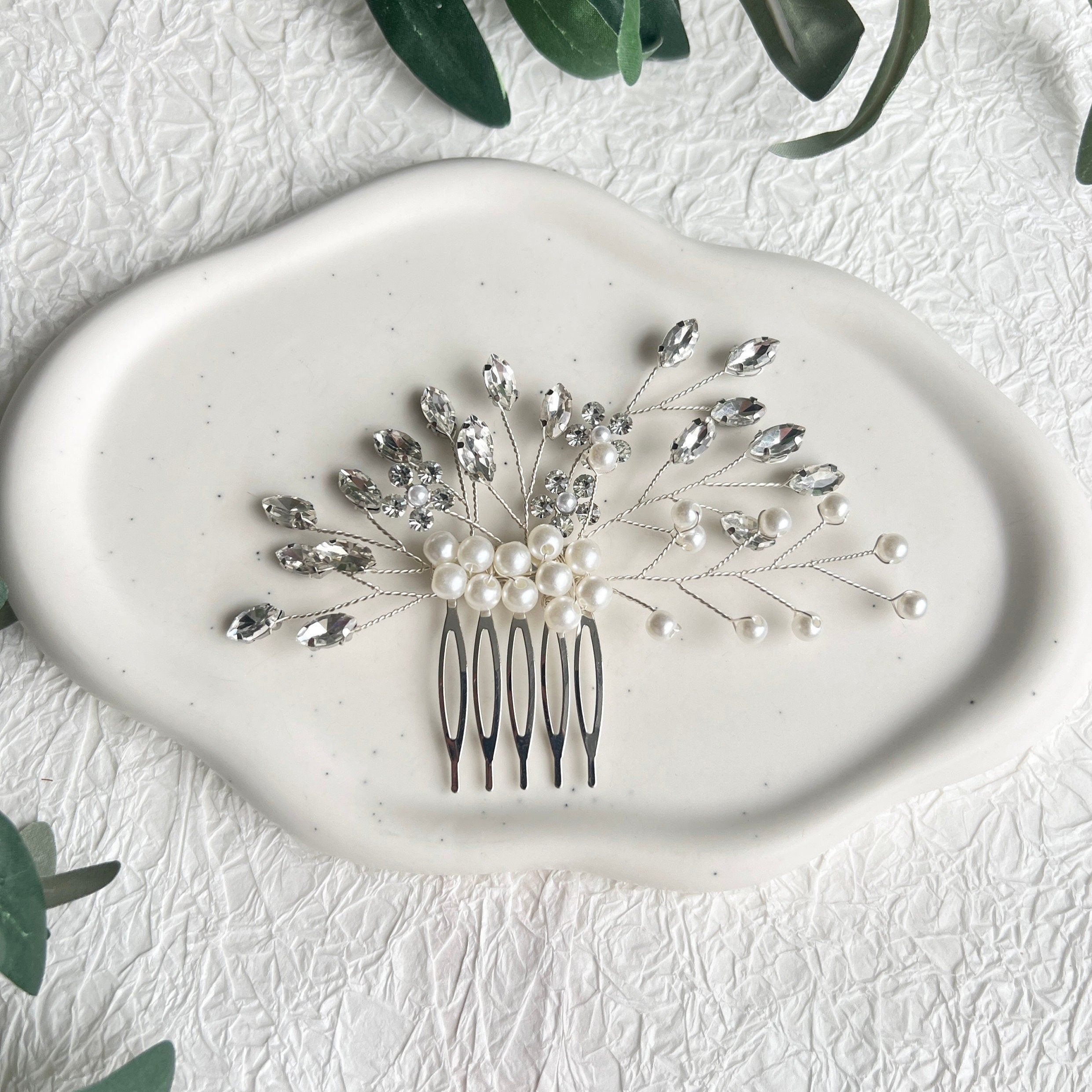 Braut Haarschmuck, Haarkamm, Perlen und Strasssteine, Silber, Weiß, Hochzeit, Blumen, hochwertiger-Brauthaarschmuck-Schmuckblüte