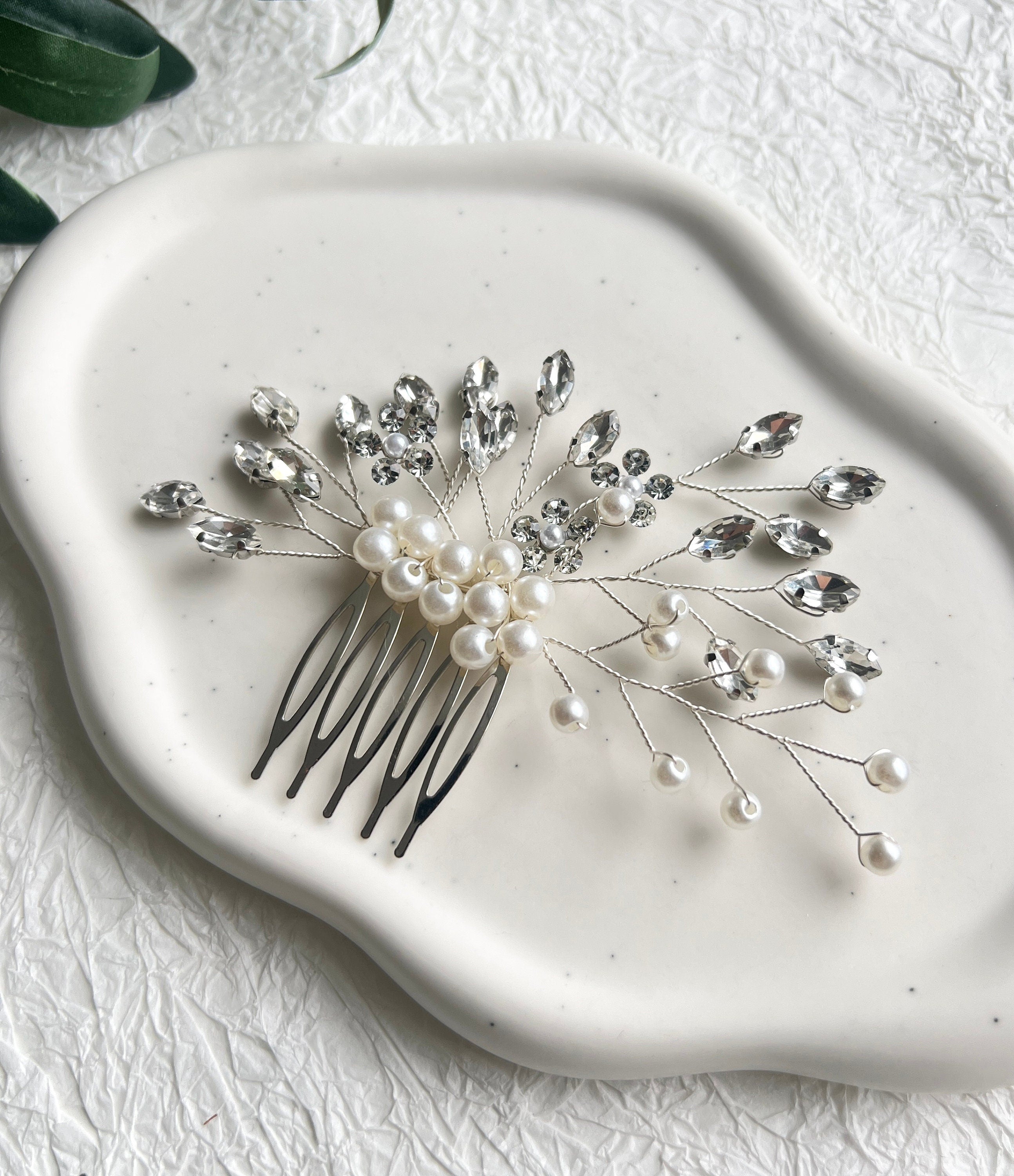 Braut Haarschmuck, Haarkamm, Perlen und Strasssteine, Silber, Weiß, Hochzeit, Blumen, hochwertiger-Brauthaarschmuck-Schmuckblüte