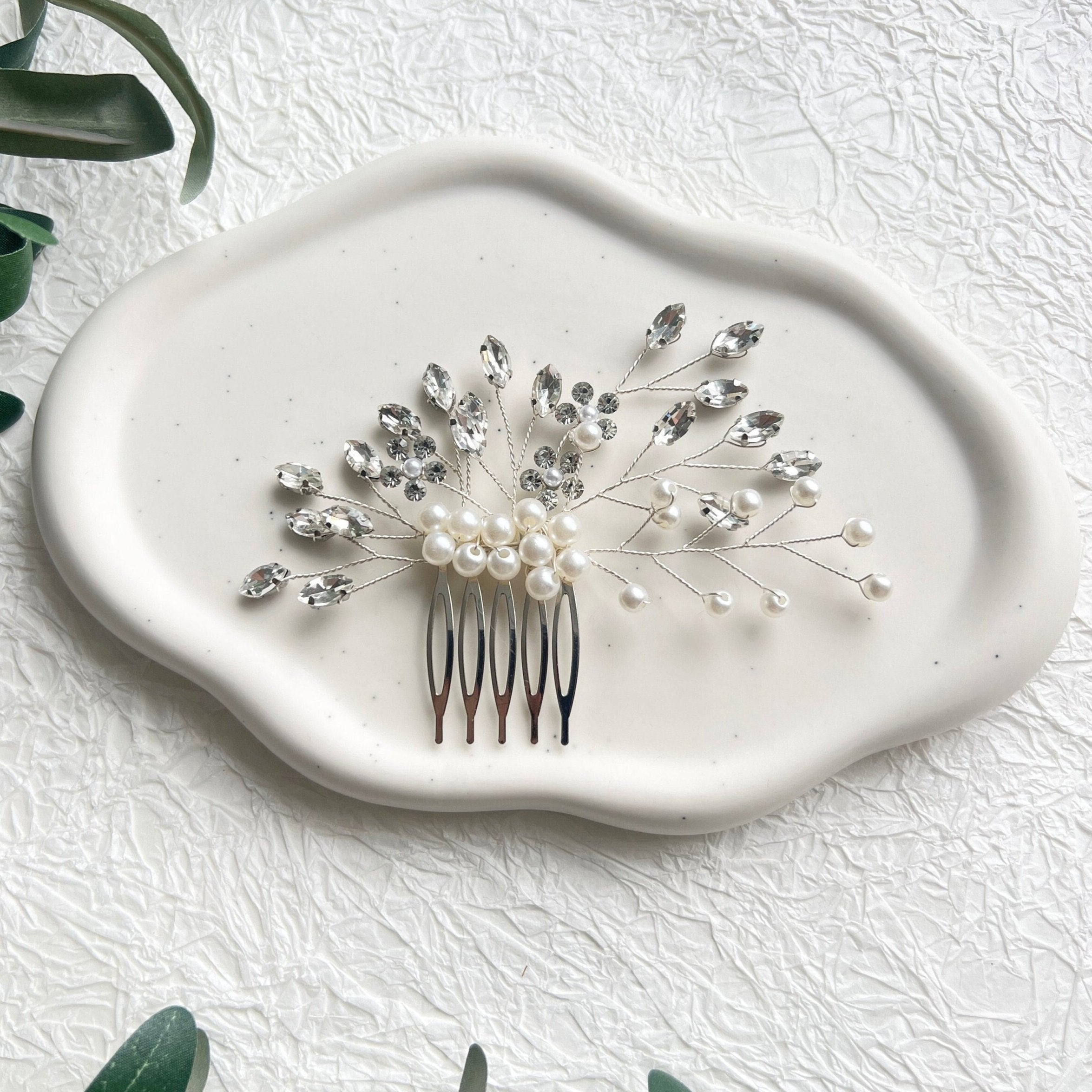 Braut Haarschmuck, Haarkamm, Perlen und Strasssteine, Silber, Weiß, Hochzeit, Blumen, hochwertiger-Brauthaarschmuck-Schmuckblüte