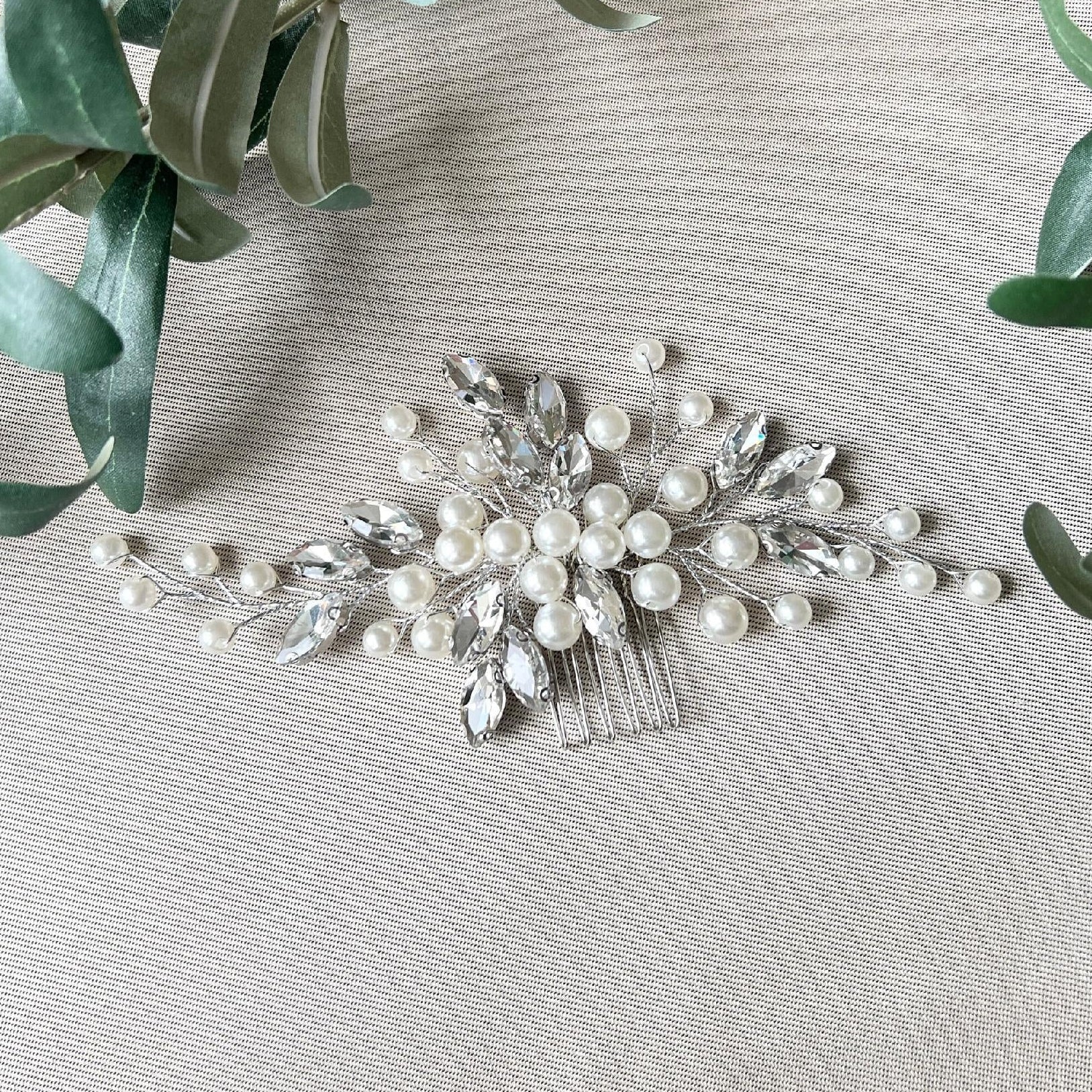 Braut Haarschmuck, Haarkamm, Perlen und Strasssteine, Silber, Weiß, Hochzeit, hochwertiger-Brauthaarschmuck-Schmuckblüte