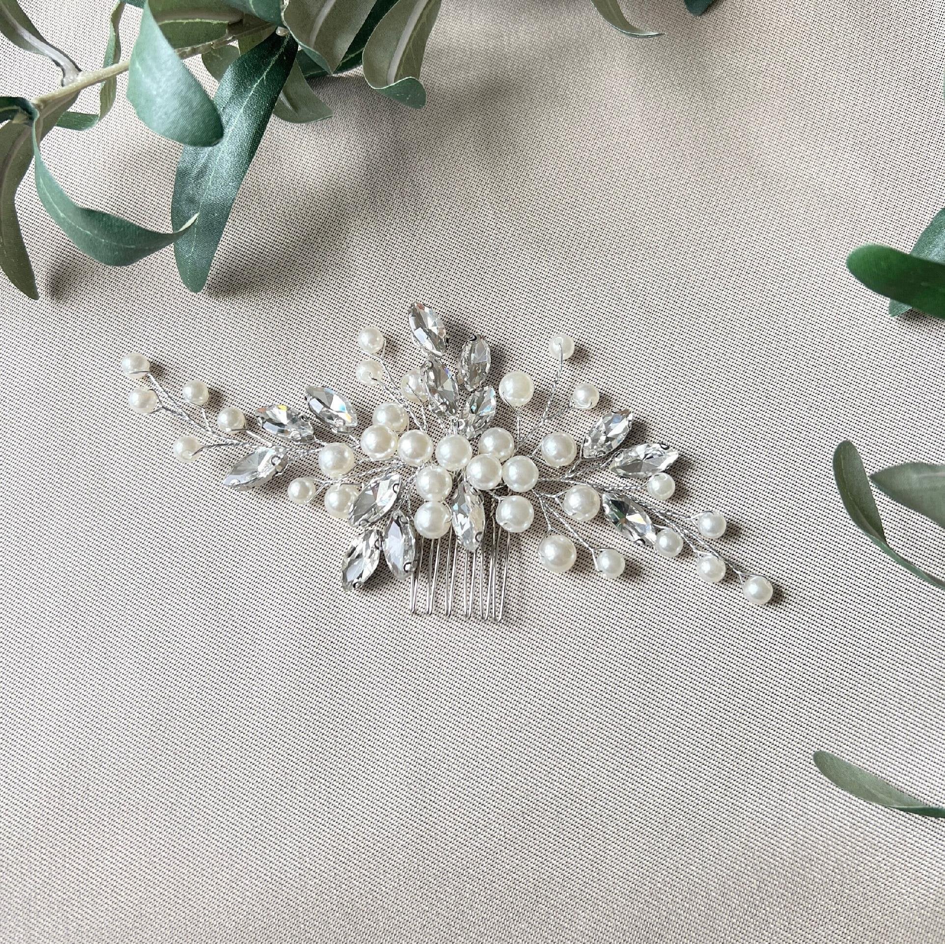 Braut Haarschmuck, Haarkamm, Perlen und Strasssteine, Silber, Weiß, Hochzeit, hochwertiger-Brauthaarschmuck-Schmuckblüte